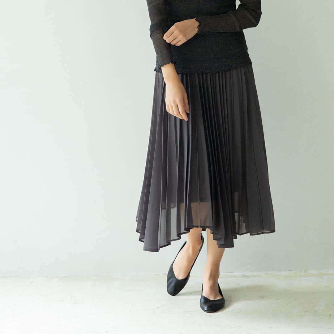 NARACAMICIE Japanさんのインスタグラム写真 - (NARACAMICIE JapanInstagram)「New Arrival﻿ ﻿ 女性らしい着こなしがかなう﻿ 新作のプリーツスカートが届きました。﻿ 少しくすんだカラーで﻿ 夏アイテムも秋仕様に着ていただけます。﻿ ﻿ 裾に動きがあるイレギュラーヘムで、﻿ 光沢感のある素材が動くたびに﻿ 洗練された上品な女性らしさを演出します。﻿ ﻿ トリコットジグザグヘムプリーツスカート﻿ (品番30-02-08-601)﻿ ﻿ #naracamicie #fashion #2020aw #2020秋冬 #秋冬 #ブラウスコーデ #カジュアル #ナラコーデ #大人カジュアル #プリーツスカート #スカート #スカートコーデ #イレギュラーヘム #オフィスカジュアル #お仕事コーデ #きちんと見え #通勤スタイル #通勤服 #通勤コーデ #オフィスコーデ #オフィススタイル #フェミニン #フェミニンコーデ #エレガント #エレガントコーデ #上品 #上品コーデ #上品カジュアル」8月14日 21時43分 - naracamicie_jp