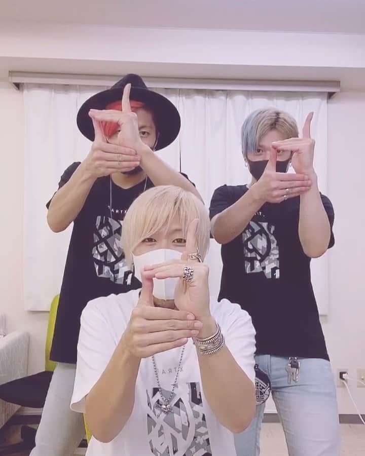 のインスタグラム：「NEW VIDEO🧤🧤🧤 @xtrap.official  #xtrap #xtrapchallenge #fingertutting #tiktok #tiktokjapan」