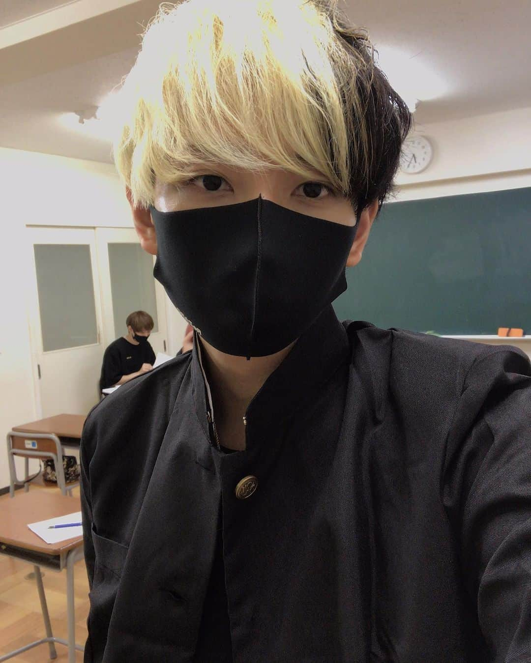 Hikaru（ヒカル）さんのインスタグラム写真 - (Hikaru（ヒカル）Instagram)「Twitterからのコピペ  俺の高校ブレザーで学ランが良かったから10年越しに学ラン着れてよかった。  #当時の担任からのコメント #彼は率先して行事ごとに取り組み文武両道の真面目な生徒でしたよ #近所のおばさんからのコメント #問題行動もなく素行の良さが評判でしたね #クラスメイトからのコメント #彼の特技はカンニングさせてあげることで奉仕の精神がずば抜けてましたよ #校長先生からのコメント #忘れもしない…教頭を引退に追い込んだのは彼です」8月14日 21時44分 - tadanokarisuma