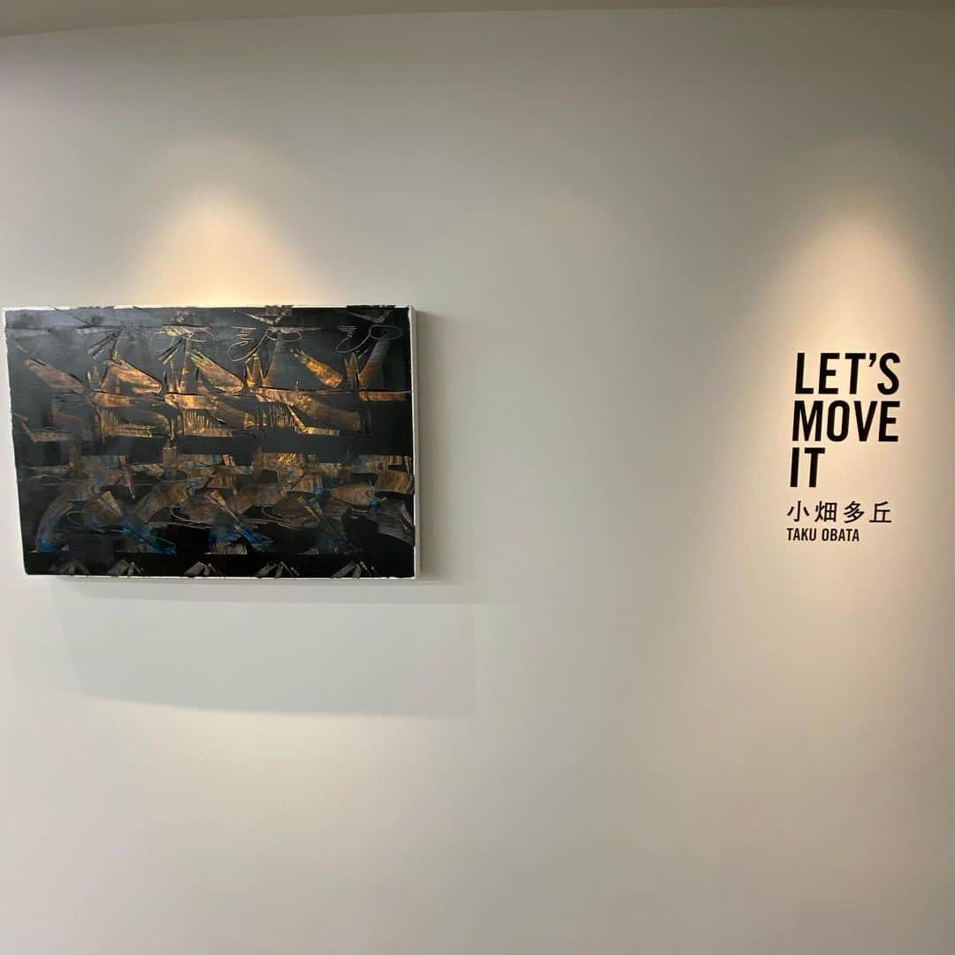 弓削智久のインスタグラム：「昨日もpostした尊敬する同世代　@takuobata の個展「LET’S MOVE IT」 刺激を貰えました🖼  ※写真の時だけマスク外してます #takuobata #小畑多丘 #art」