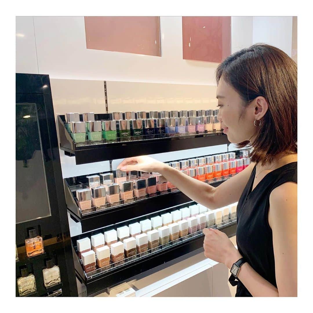 のインスタグラム：「@nailsinc.jp 💅﻿✨ 最近、5年ほど続けていたジェルネイルをやめてマニキュア派に。﻿ 自爪のケアはやっぱり自分で上手くできず、表参道にあるネイルズインクのサロンでケアしてます！﻿ ﻿ エクスプレスマニキュアコースという30分のコースで長さや形を整えて、カラーリング、仕上げはネイルで保湿コーティングまでしてくれます。﻿ 感動したのが、わずか45秒で乾くというネイルズインクの超速乾トップコート✨﻿ ﻿ ﻿ PCを打つ時など毎日自分の手を見てる時間って意外と長いなぁ〜と。ネイルが綺麗になるだけで気分も全然違いますね🙌﻿💕 ﻿ ﻿ #ネイルズインク#ネイルポリッシュ#速乾性ポリッシュ#マニキュア#表参道#ネイルサロン#ネイルケア#nailsinc#nail#beauty」
