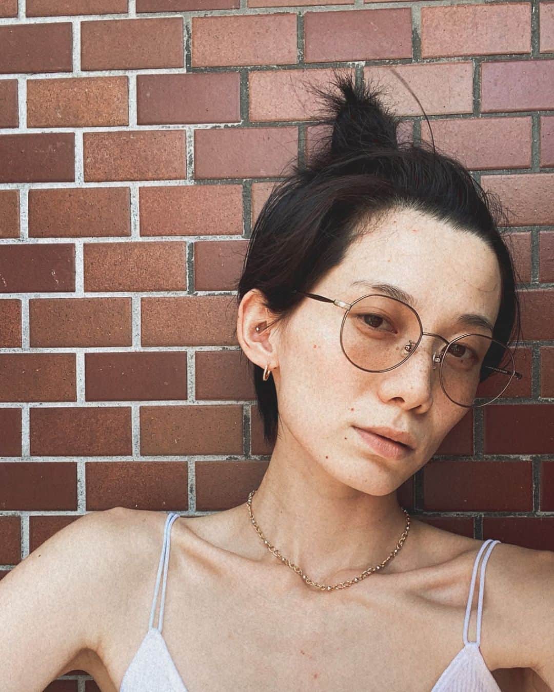 平山奈美のインスタグラム：「万能なUVクリアサングラス  .  #お団子 #お団子ヘア #ショートヘア #ショートヘアアレンジ #アップヘア #ボサボサ #キャミソール #ザラ #めがね #メガネ女子 #ラフスタイル #すっぴん #zoff #eyewear #uv #クリアサングラス #サングラス」