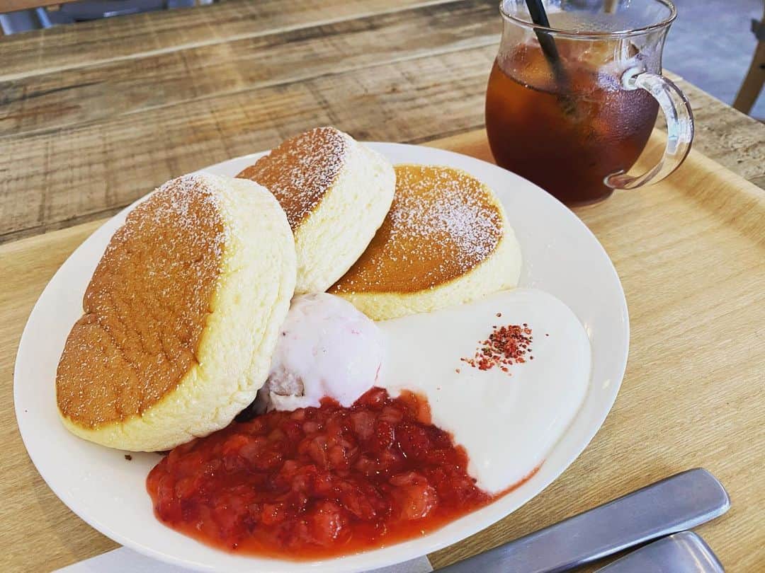 興梠友理のインスタグラム：「【駒込駅徒歩5分 jam coffee】 いちごろパンケーキ+アイスコーヒー 1600円 ・ 今度こそ別のパンケーキを食べようと思って再訪。 今回のパンケーキも期待を裏切られることなく美味しかったー❤️ ・ 苺のソースはパンケーキに合う酸味強め&甘さ控えめの絶妙な感じ✨生クリームと合わせるとちょうどいい優しい甘さのソースが完成します😍 ・ 相変わらず飲み物のように咀嚼なしであっという間に完食…幸せな時間はあっという間でした😭 ・ あ、ここはアイスコーヒーも作り置きじゃなくて、一杯ずつ入れてくれるからめちゃくちゃ美味しいです✨ ・ #パンケーキはのみものです  #jamcoffee #ジャムコーヒー #いちごろパンケーキ #駒込カフェ #駒込グルメ #パンケーキ #pancakes」