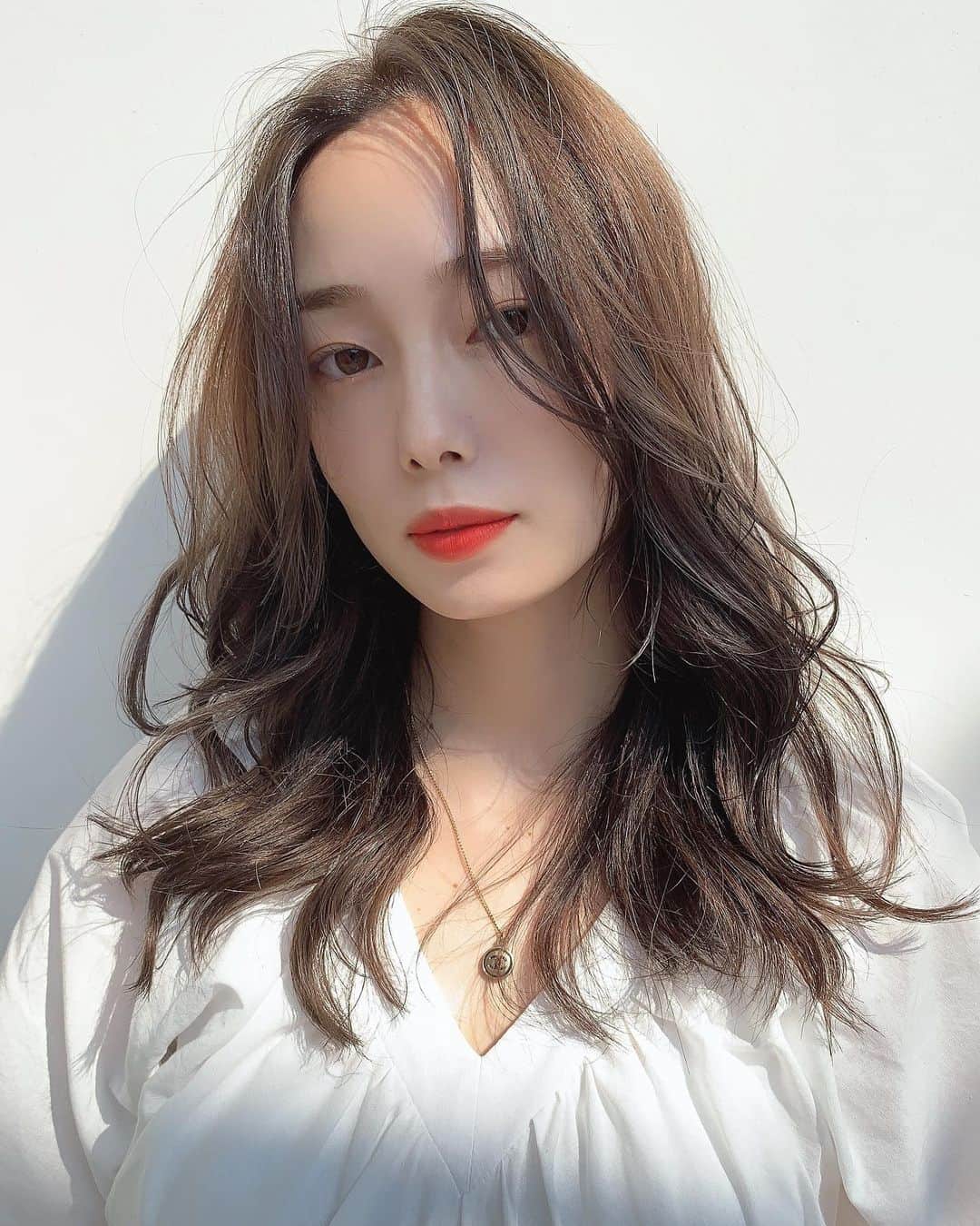 新原愛加のインスタグラム：「. 小山さんイチオシの根元パーマをしてもらいました！ ブローだけで美容師さんがセットしたように 自然に立ち上がるのでとてもオススメです❤︎ . カラーは #マットグレージュ です！ . 小山さんいつもありがとう😚 @koyama_k_u_realm」