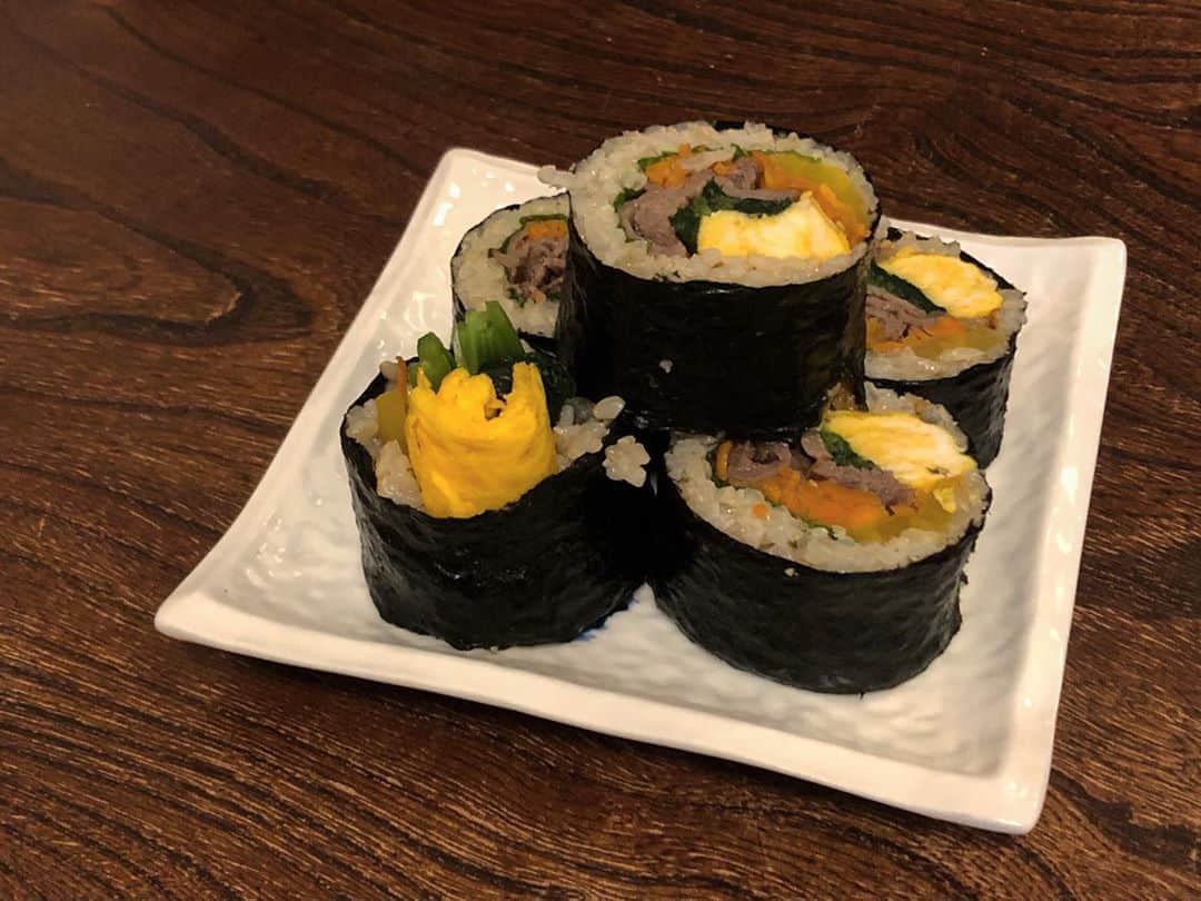 土井コマキのインスタグラム：「満足。キンパ初めて作ってみた。玄米だと彩り悪いけど。」
