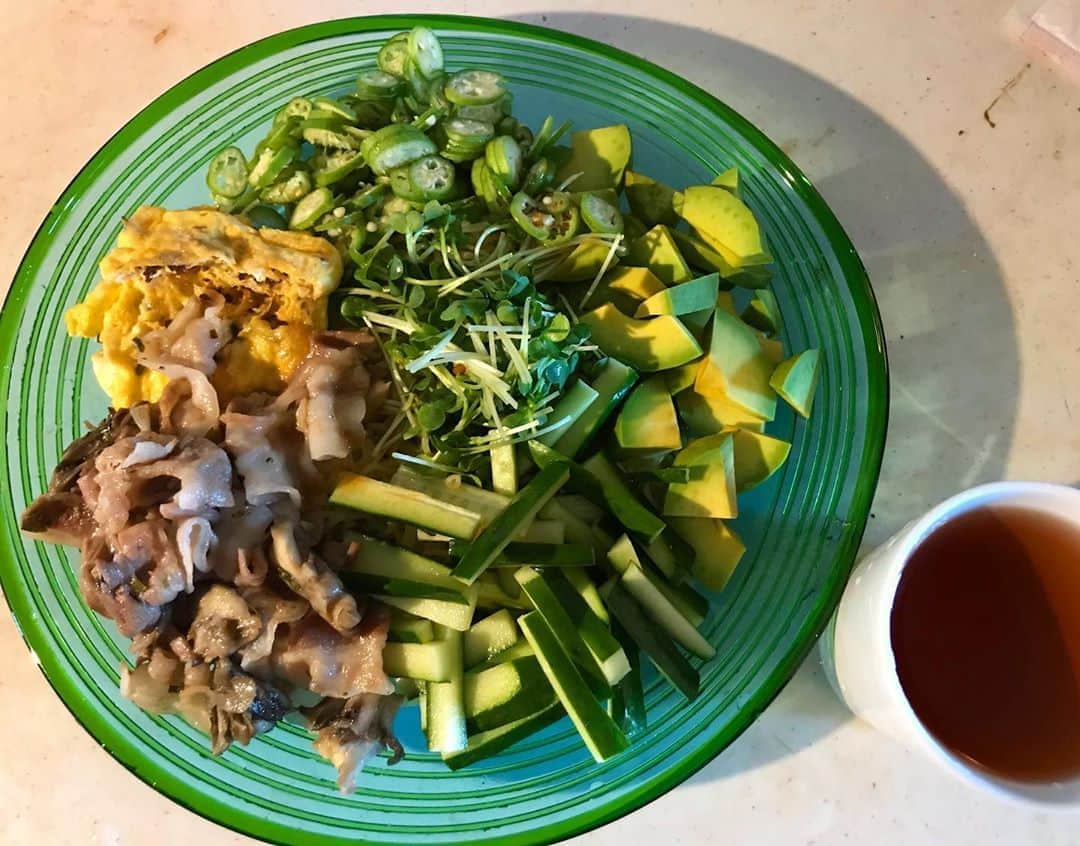 MOOMINのインスタグラム：「今日の昼ごはん、 またまた冷やし中華w 卵焼きとお肉に月桃パウダーで香り付けしました。  #月桃ライフ #バカのひとつ覚え #ごちそうさまでした」