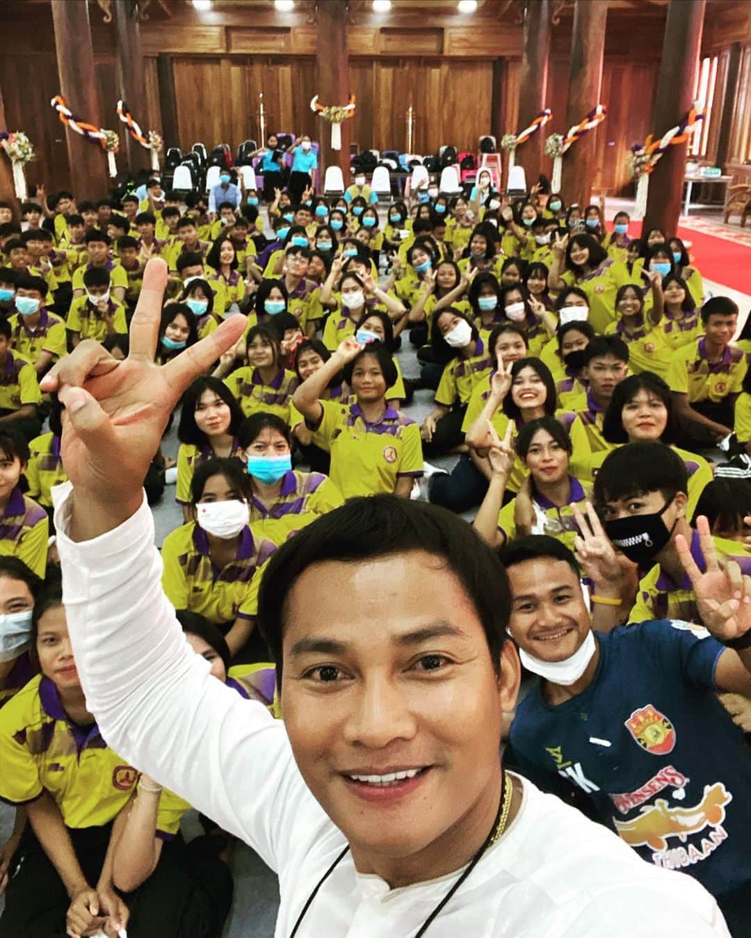 トニー・ジャーのインスタグラム：「Make the inspiration to children. 👧🏻👦🏻👧🏻👦🏻👧🏻👦🏻」
