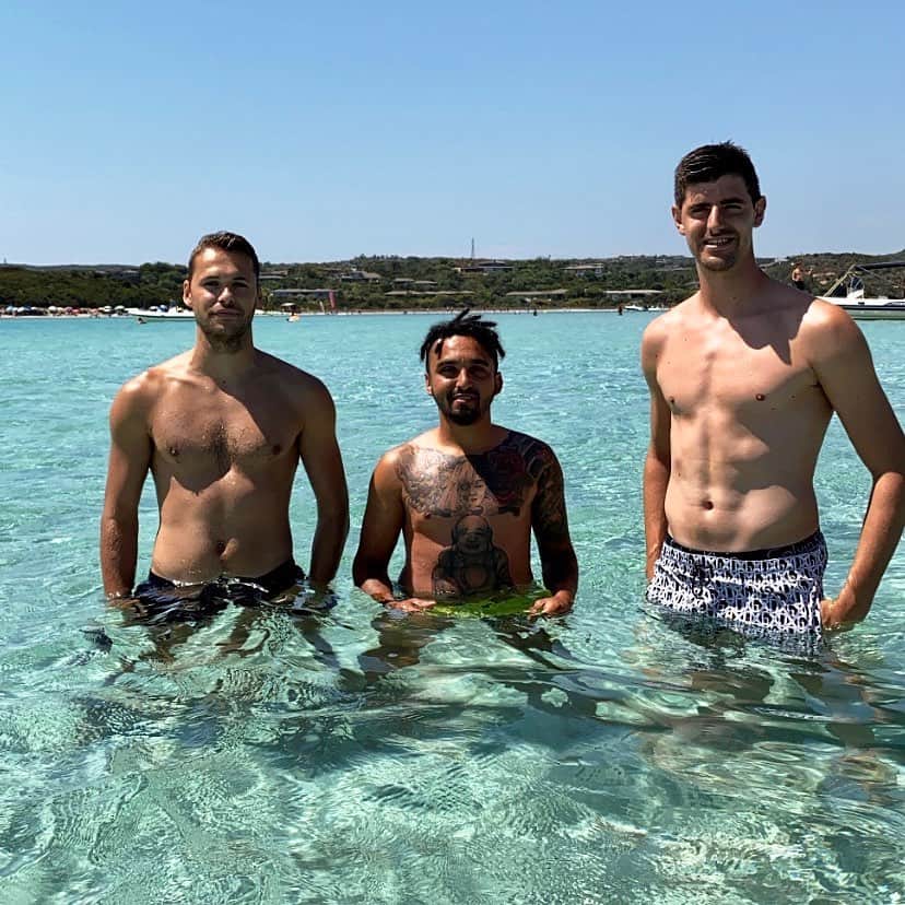 ティボ・クルトゥワのインスタグラム：「I tre moschettieri 🌞🌊」