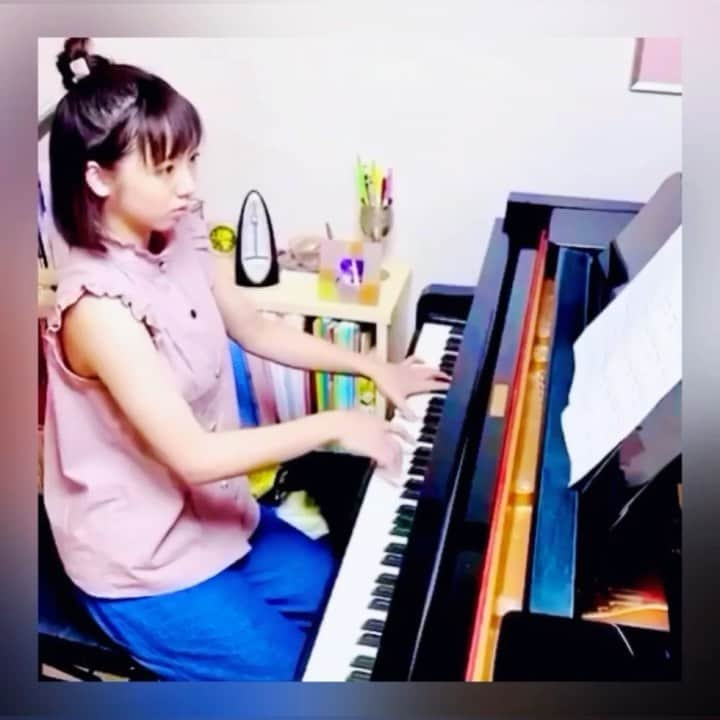 花田優里音のインスタグラム：「#演奏動画 🎹(音量注意です📣) ショパンのバラード3番の 激しい感情で躍り狂っているような 弾くの緊張してパワーいって疲れるトコです。 弾くのに必死で曲想はまだまだとして、 この部分初めてドカンと音外さずに弾けたので 嬉しがり載せです😬 マイクを使ってみたのですが、 エコーかかったみたいな音になるのの 外し方がわかりません。 ホールみたいでいいやん😏と思い込みます。 動画を撮ると、自分の体が思ったより 固まって力んでるのがわかります。 カクカク力まないでココを弾けると ずっと深くなると思うので、 またゆっくりから練習です。 そんなことより、激しく弾くと 二の腕のプルプル振動にビックリです。 ビックリです… この夏は、頑張って練習します🎹  . #明子さんの好きなショパン  #この場面は激しいけど  #この曲はお伽話みたいなファンタジーみたいな  #綺麗な部分がたくさん #また載せます #素敵な曲  #ピアノ #piano #lovepiano #playpiano  #classicalpiano #pianomusic  #クラシック  #インスタピアノ #instapiano #ピアノ演奏  #インスタピアノ同好会 #ipdjp  #インスタピアノ同好会会員番号351番  #ショパン #chopin #バラード #バラード3番  #chopinballade #ballade3  #二の腕鍛えるチューブみたいなのもう買った  #元気に過ごしてね」