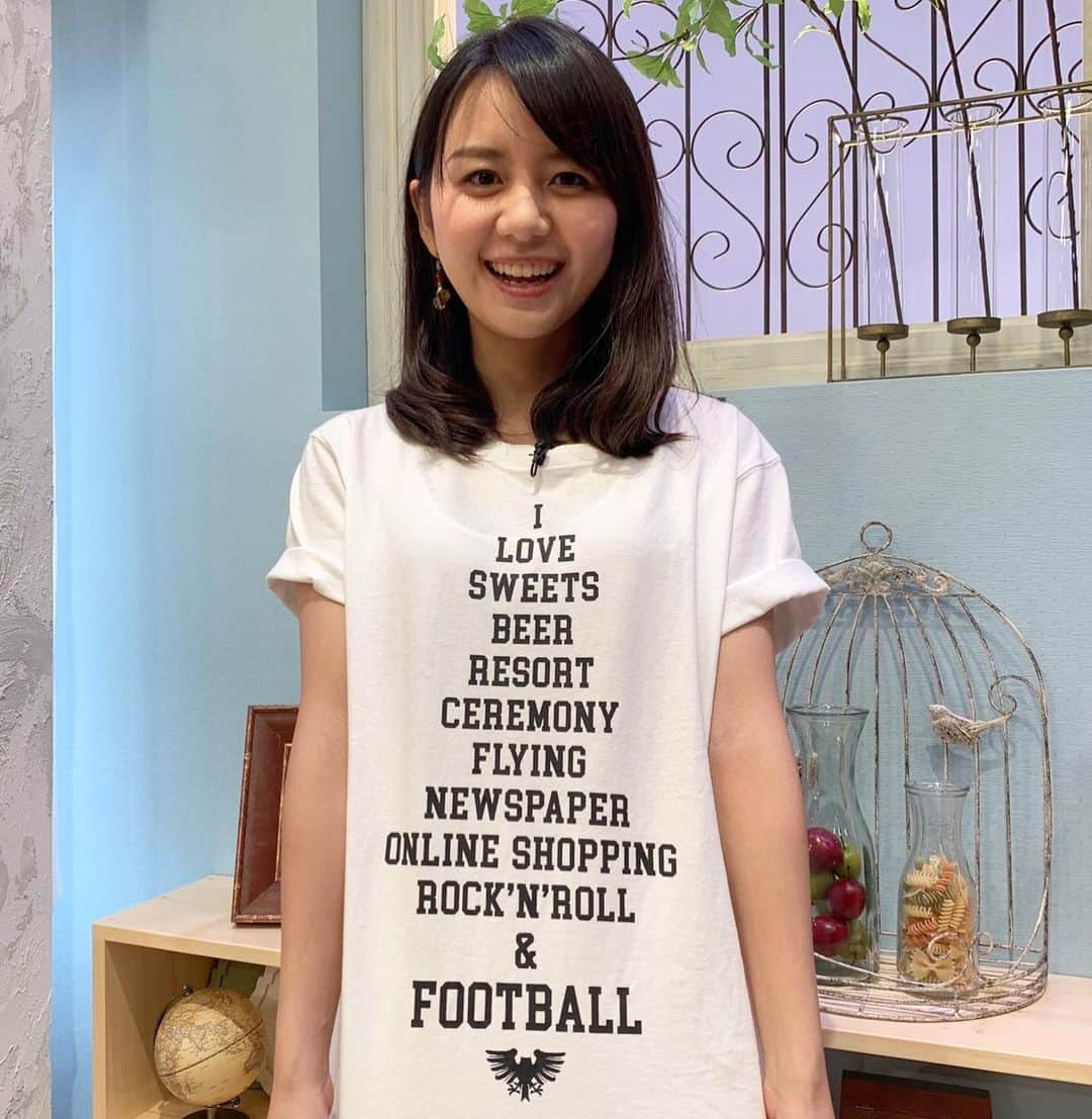 石野智子のインスタグラム：「⚽️❤️🖤  先日の「いっとこ！スポーツ」は コンサドーレグッズ大特集でした⭐︎  応援用はもちろん普段使いもできる #相澤陽介 さんデザインのおしゃれなTシャツを 着用させて頂きました👚♡ ２枚目は達人編🔥気合いが入りますね🔥  明日の「いっとこ！スポーツ」は ファイターズとコンサドーレの選手とコラボした #札幌ドーム の #スタジアムグルメ を紹介します🏟  #北海道コンサドーレ札幌 #北海道日本ハムファイターズ #consadole #lovefighters #uhb #アナウンサー」