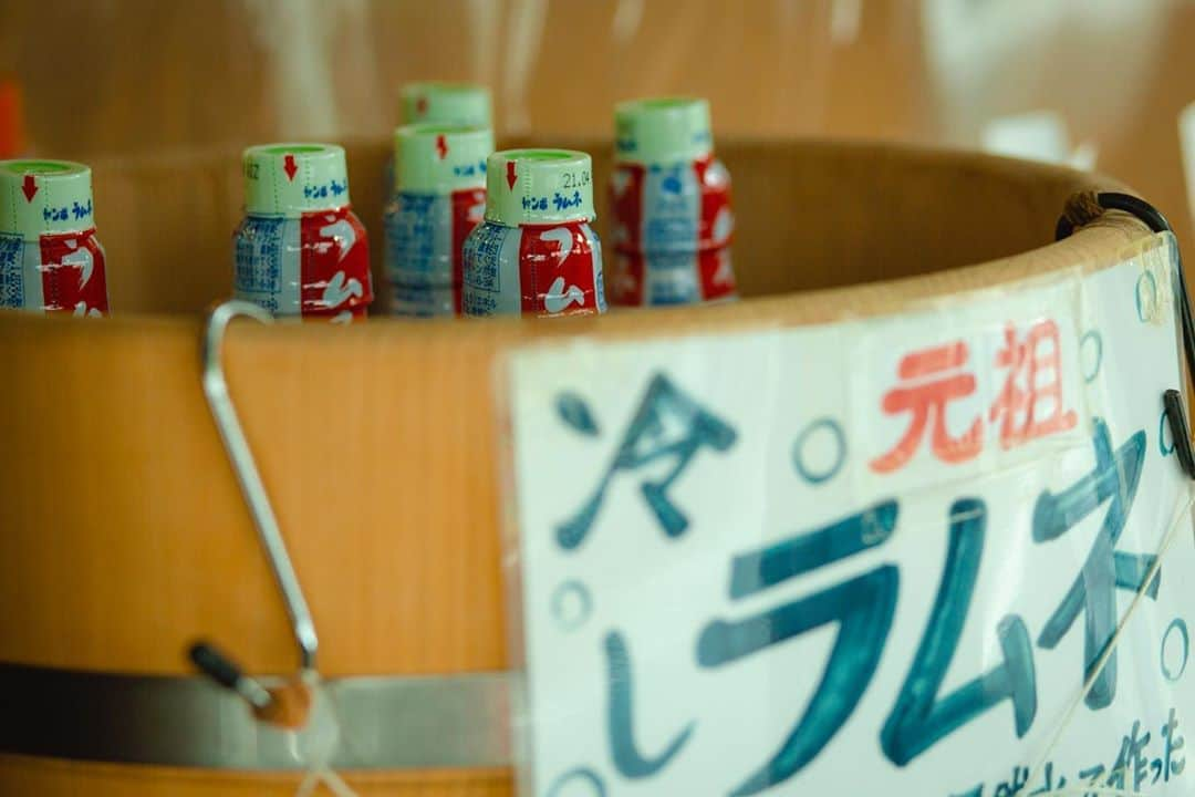 今井安紀さんのインスタグラム写真 - (今井安紀Instagram)「Taken by @ishiihiroko .  I went Yanaka, Tokyo with Hiroko-chan. We found a store that sold old-fashioned soda pop. It was really nostalgic.  ひろこちゃんと夏の谷中散歩。 プラプラ歩いていたらラムネの看板を見つけて「飲んじゃう？飲んじゃう！」と子供のようにはしゃぎながらお店へ。 このラムネ、1896年からある日本最古のラムネメーカーさんのなんだって。懐かしい味と清涼感、谷中の雰囲気も相まってあっつい日のお散歩にぴったりでした。 ラムネ瓶をマイクにして歌ってるみたいなのが1枚紛れているのは気のせいだろうか……！ 帰りがけ「ビー玉綺麗だから持っていきなさい」と瓶から取り出してくださったので、ついついはしゃいで撮影していると「実はこれ、ビー玉じゃなくてエー玉なのよ。ラムネ瓶に使えるのがA玉、使えない規格外がB玉なの」と豆知識まで教えていただきました。  撮影OKして椅子まで出してくださった石川屋さん @ishikawaya_yanaka ありがとうございました。また寄ります。  #summergirl #summerlady #soda #sodapop #bead #glassball #yanaka #yanakaginza  #夏女 #夏娘 #ラムネ #谷中 #谷中散歩 #ビー玉」8月14日 21時56分 - i_am_akinyan0826