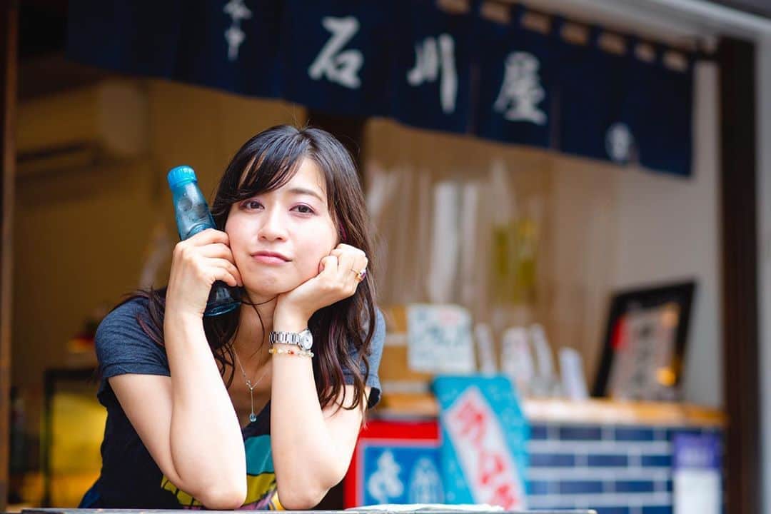 今井安紀さんのインスタグラム写真 - (今井安紀Instagram)「Taken by @ishiihiroko .  I went Yanaka, Tokyo with Hiroko-chan. We found a store that sold old-fashioned soda pop. It was really nostalgic.  ひろこちゃんと夏の谷中散歩。 プラプラ歩いていたらラムネの看板を見つけて「飲んじゃう？飲んじゃう！」と子供のようにはしゃぎながらお店へ。 このラムネ、1896年からある日本最古のラムネメーカーさんのなんだって。懐かしい味と清涼感、谷中の雰囲気も相まってあっつい日のお散歩にぴったりでした。 ラムネ瓶をマイクにして歌ってるみたいなのが1枚紛れているのは気のせいだろうか……！ 帰りがけ「ビー玉綺麗だから持っていきなさい」と瓶から取り出してくださったので、ついついはしゃいで撮影していると「実はこれ、ビー玉じゃなくてエー玉なのよ。ラムネ瓶に使えるのがA玉、使えない規格外がB玉なの」と豆知識まで教えていただきました。  撮影OKして椅子まで出してくださった石川屋さん @ishikawaya_yanaka ありがとうございました。また寄ります。  #summergirl #summerlady #soda #sodapop #bead #glassball #yanaka #yanakaginza  #夏女 #夏娘 #ラムネ #谷中 #谷中散歩 #ビー玉」8月14日 21時56分 - i_am_akinyan0826