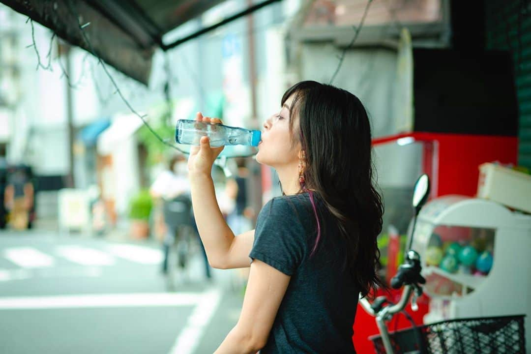 今井安紀さんのインスタグラム写真 - (今井安紀Instagram)「Taken by @ishiihiroko .  I went Yanaka, Tokyo with Hiroko-chan. We found a store that sold old-fashioned soda pop. It was really nostalgic.  ひろこちゃんと夏の谷中散歩。 プラプラ歩いていたらラムネの看板を見つけて「飲んじゃう？飲んじゃう！」と子供のようにはしゃぎながらお店へ。 このラムネ、1896年からある日本最古のラムネメーカーさんのなんだって。懐かしい味と清涼感、谷中の雰囲気も相まってあっつい日のお散歩にぴったりでした。 ラムネ瓶をマイクにして歌ってるみたいなのが1枚紛れているのは気のせいだろうか……！ 帰りがけ「ビー玉綺麗だから持っていきなさい」と瓶から取り出してくださったので、ついついはしゃいで撮影していると「実はこれ、ビー玉じゃなくてエー玉なのよ。ラムネ瓶に使えるのがA玉、使えない規格外がB玉なの」と豆知識まで教えていただきました。  撮影OKして椅子まで出してくださった石川屋さん @ishikawaya_yanaka ありがとうございました。また寄ります。  #summergirl #summerlady #soda #sodapop #bead #glassball #yanaka #yanakaginza  #夏女 #夏娘 #ラムネ #谷中 #谷中散歩 #ビー玉」8月14日 21時56分 - i_am_akinyan0826