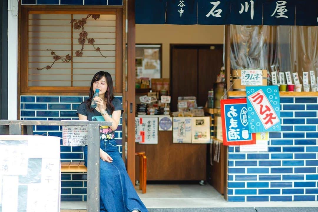 今井安紀さんのインスタグラム写真 - (今井安紀Instagram)「Taken by @ishiihiroko .  I went Yanaka, Tokyo with Hiroko-chan. We found a store that sold old-fashioned soda pop. It was really nostalgic.  ひろこちゃんと夏の谷中散歩。 プラプラ歩いていたらラムネの看板を見つけて「飲んじゃう？飲んじゃう！」と子供のようにはしゃぎながらお店へ。 このラムネ、1896年からある日本最古のラムネメーカーさんのなんだって。懐かしい味と清涼感、谷中の雰囲気も相まってあっつい日のお散歩にぴったりでした。 ラムネ瓶をマイクにして歌ってるみたいなのが1枚紛れているのは気のせいだろうか……！ 帰りがけ「ビー玉綺麗だから持っていきなさい」と瓶から取り出してくださったので、ついついはしゃいで撮影していると「実はこれ、ビー玉じゃなくてエー玉なのよ。ラムネ瓶に使えるのがA玉、使えない規格外がB玉なの」と豆知識まで教えていただきました。  撮影OKして椅子まで出してくださった石川屋さん @ishikawaya_yanaka ありがとうございました。また寄ります。  #summergirl #summerlady #soda #sodapop #bead #glassball #yanaka #yanakaginza  #夏女 #夏娘 #ラムネ #谷中 #谷中散歩 #ビー玉」8月14日 21時56分 - i_am_akinyan0826