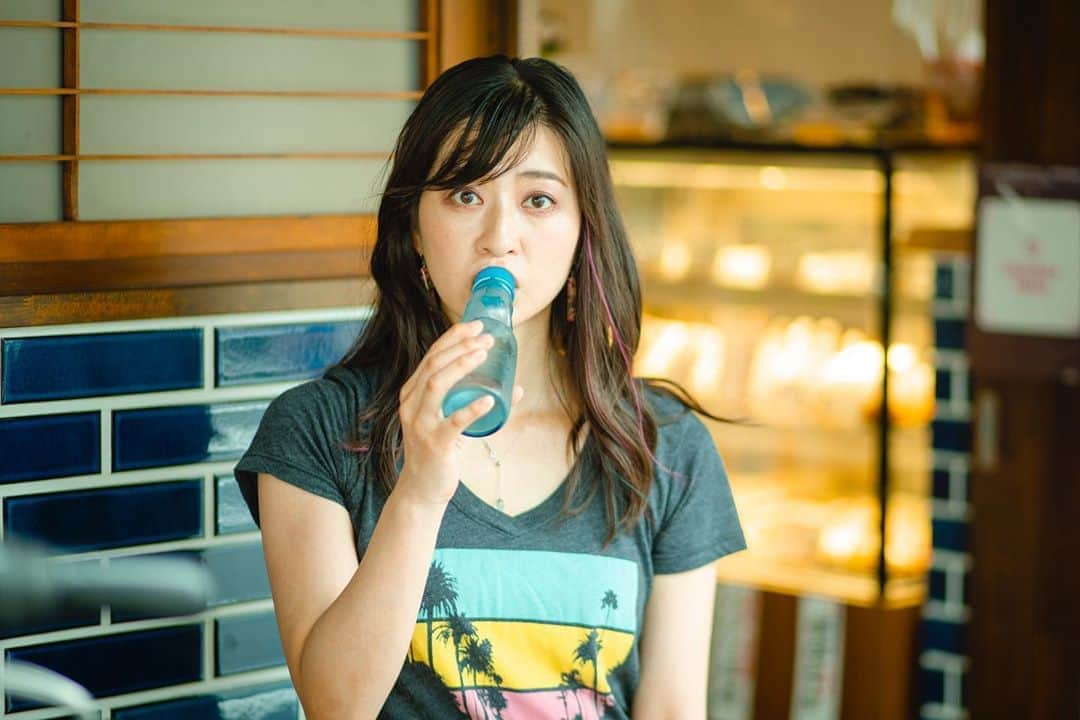 今井安紀さんのインスタグラム写真 - (今井安紀Instagram)「Taken by @ishiihiroko .  I went Yanaka, Tokyo with Hiroko-chan. We found a store that sold old-fashioned soda pop. It was really nostalgic.  ひろこちゃんと夏の谷中散歩。 プラプラ歩いていたらラムネの看板を見つけて「飲んじゃう？飲んじゃう！」と子供のようにはしゃぎながらお店へ。 このラムネ、1896年からある日本最古のラムネメーカーさんのなんだって。懐かしい味と清涼感、谷中の雰囲気も相まってあっつい日のお散歩にぴったりでした。 ラムネ瓶をマイクにして歌ってるみたいなのが1枚紛れているのは気のせいだろうか……！ 帰りがけ「ビー玉綺麗だから持っていきなさい」と瓶から取り出してくださったので、ついついはしゃいで撮影していると「実はこれ、ビー玉じゃなくてエー玉なのよ。ラムネ瓶に使えるのがA玉、使えない規格外がB玉なの」と豆知識まで教えていただきました。  撮影OKして椅子まで出してくださった石川屋さん @ishikawaya_yanaka ありがとうございました。また寄ります。  #summergirl #summerlady #soda #sodapop #bead #glassball #yanaka #yanakaginza  #夏女 #夏娘 #ラムネ #谷中 #谷中散歩 #ビー玉」8月14日 21時56分 - i_am_akinyan0826