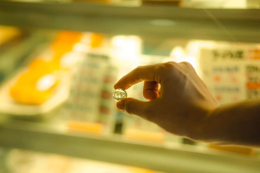 今井安紀さんのインスタグラム写真 - (今井安紀Instagram)「Taken by @ishiihiroko .  I went Yanaka, Tokyo with Hiroko-chan. We found a store that sold old-fashioned soda pop. It was really nostalgic.  ひろこちゃんと夏の谷中散歩。 プラプラ歩いていたらラムネの看板を見つけて「飲んじゃう？飲んじゃう！」と子供のようにはしゃぎながらお店へ。 このラムネ、1896年からある日本最古のラムネメーカーさんのなんだって。懐かしい味と清涼感、谷中の雰囲気も相まってあっつい日のお散歩にぴったりでした。 ラムネ瓶をマイクにして歌ってるみたいなのが1枚紛れているのは気のせいだろうか……！ 帰りがけ「ビー玉綺麗だから持っていきなさい」と瓶から取り出してくださったので、ついついはしゃいで撮影していると「実はこれ、ビー玉じゃなくてエー玉なのよ。ラムネ瓶に使えるのがA玉、使えない規格外がB玉なの」と豆知識まで教えていただきました。  撮影OKして椅子まで出してくださった石川屋さん @ishikawaya_yanaka ありがとうございました。また寄ります。  #summergirl #summerlady #soda #sodapop #bead #glassball #yanaka #yanakaginza  #夏女 #夏娘 #ラムネ #谷中 #谷中散歩 #ビー玉」8月14日 21時56分 - i_am_akinyan0826