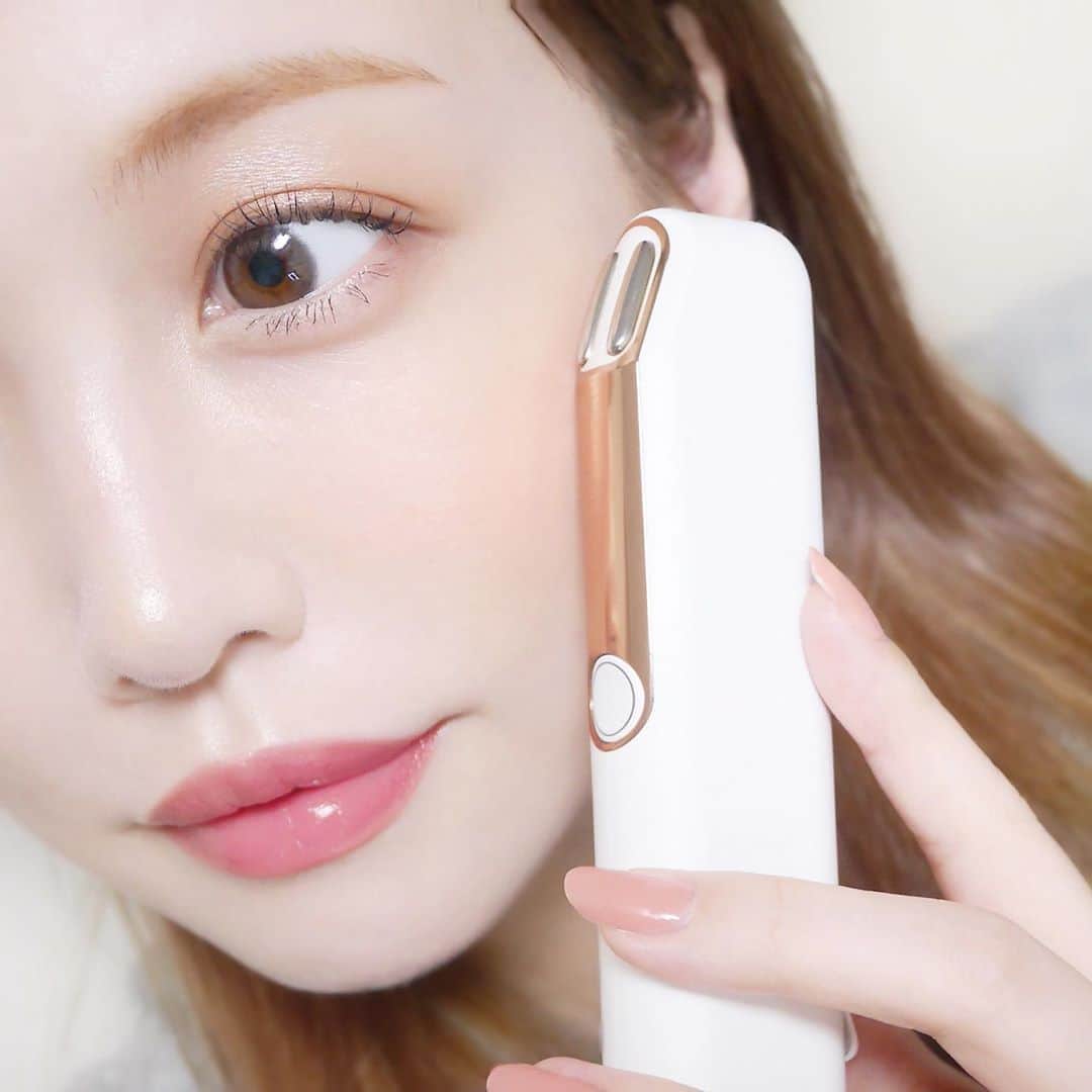 海老原りさのインスタグラム：「💓#愛用の美顔器 紹介します️💆🏻‍♀️💓﻿ ﻿ ﻿ ﻿ こんばんは🧖🏻‍♀️﻿ ﻿ インスタLiveで美顔器などの﻿ 肌ケアについて質問頂いたのでご紹介します✨﻿ ﻿ ✔︎MAKEON(メイクオン)﻿ サーモウェーブアイリフト 22,500円相当﻿ ﻿ make onの美顔器は２つめ✌🏻﻿ ﻿ 新しいものが発売される度GETしそう…﻿ …それくらい気に入っています🤤﻿ ﻿ make onは youtubeで﻿ 韓国のメイクさんがモデルさんに﻿ スキンケアの段階で取り入れていたのを﻿ 見たのが知ったきっかけ！﻿ ﻿ 見た目はとってもシンプルなんですが﻿ ボタン一つで操作出来るようになっているし﻿ 目もとにも使える設計だったり﻿ 使いやすさも考えられているところが◎✨﻿ ﻿ こちらは高周波美顔器なので﻿ くるくると肌に当てていると﻿ 顔が徐々にぽかぽか〜となる感じ！﻿ (ラジオ派っていう痩身メニューに﻿ 肌の熱の感じ方が似ている気がします) ﻿ ﻿ 体感は個人差によりますが﻿ 一応家庭で使える美顔器だから﻿ 火傷する程熱くなる事はなかったよ🤚🏻﻿ それでも結構温かくなるから﻿ 手は止めずに肌の上を滑らすのがポイント！笑﻿ ﻿ 肌に当てた時だけ作動する﻿ スマート動作センシング技術採用だから安心◎﻿ ﻿ 私はいつも﻿ 美容液をつけてからこちらを使うんだけど﻿ 顔全体にクルクルしながら﻿ PC🖥見て疲れた眉辺りの凝りも﻿ 同時にグリグリしていたりしています〜✨﻿ ﻿ 最小限のスキンケアアイテムしか持っていけない﻿ お泊まりや旅行にも！🧳﻿ コンパクトなこの美顔器があれば無敵感👍🏻﻿ ﻿ ﻿ 家庭用美顔器はね〜…(昔を思い返す)﻿ 機能が沢山付いていると﻿ 良いんだけど全部フル活用出来てなかったり﻿ 美顔器のサイズが大きいと﻿ 部屋の片隅に行っちゃうんですよね😂←﻿ ﻿ ﻿ 使い方も簡単でデザインもシンプルで﻿ 余計な操作がないっていうのが﻿ 私が長く続けられている理由かなって思います😌﻿ ﻿ サーモウェーブアイリフトは﻿ 楽天市場のアモーレパシフィックで購入できるよ〜☺️💕﻿ ﻿ ﻿ ﻿ @amorepacificmall.japan @makeon.kr  #MAKEON#メイクオン#サーモウェーブアイリフト#アモーレパシフィック#アモーレパシフィック楽天ショップ#韓国美顔器#Kビューティー#美顔器#コスメレビュー#メイク動画#韓国コスメ#韓国メイク#韓国美容#コスメレポ#お気に入りコスメ#cosmetics#kbeauty#화장품#化妆品」