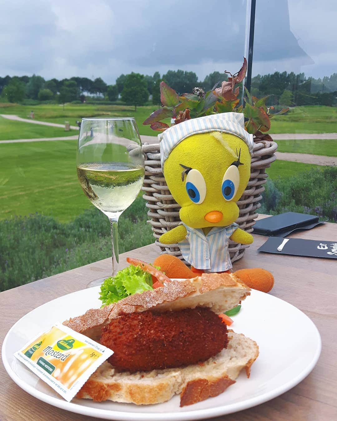 Little Yellow Birdさんのインスタグラム写真 - (Little Yellow BirdInstagram)「Have a great weekend, my friends! I'm starting mine with a "kroket" and a nice glass of white wine! #littleyellowbird #tweety #tweetykweelapis #adventures #yellow #bird #weekend #friday #tgif #fridaynight #happyhour #kroket #metmosterd #omabobs #wine #whitewine #brasserieoudloenen #golf #golfcourse #loenenaandevecht #stuffedanimalsofinstagram #plushiesofinstagram」8月14日 22時07分 - tweetykweelapis