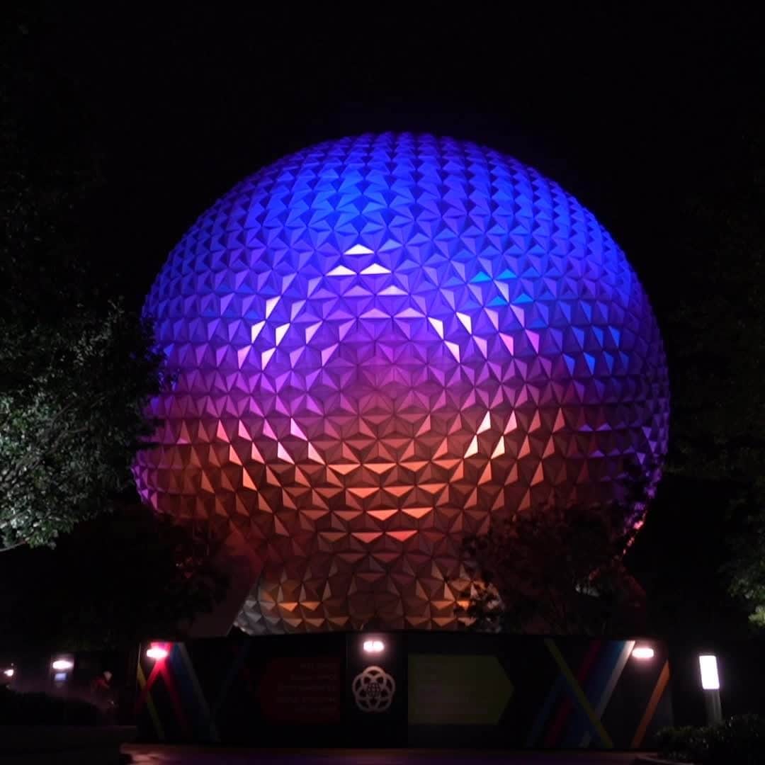 Walt Disney Worldのインスタグラム：「Repost from @thezachriddley: “Earlier this week I shared a first-look of the installation of our new EPCOT fountain pylons. It’s been amazing to see everyone’s reactions – and we’re excited to reveal the completed project later this year. Today I’m proud to share this behind-the-scenes video capturing the installation process as it happened. These three acrylic pylons, each standing over 16 feet tall and weighing more than 4,000 pounds, were digitally modeled then milled and polished using state-of-the-art technology to achieve this perfect finish and amazing reflection effect. Our team of Imagineers orchestrated the delicate process of placing the pylons in their new home, where they will welcome generations of guests to this park filled with the magic of possibility, discovery and wonder.”」