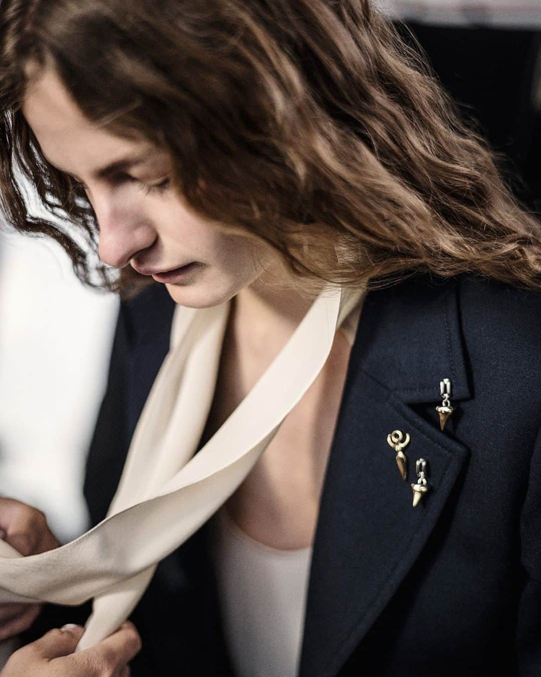 Chloéさんのインスタグラム写真 - (ChloéInstagram)「Create your own decorative story with Blake pin pendants  Discover more #CHLOEfall20 jewellery in boutiques and on chloe.com  #CHLOE」8月14日 22時00分 - chloe