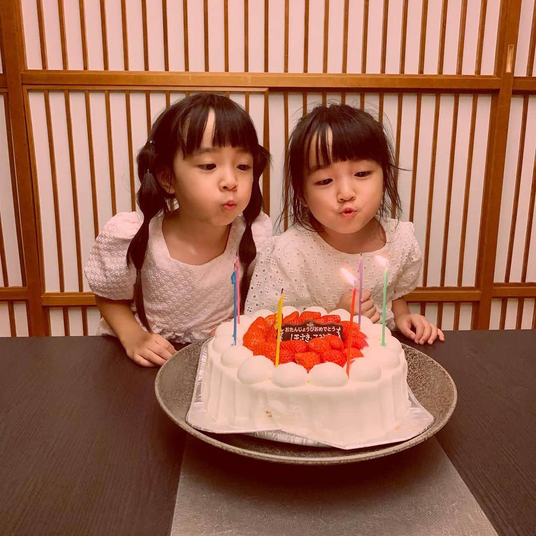 菊井亜希のインスタグラム：「ほさきこみちH.B.D!!!🎉 8月11日をもって 無事5歳を迎えました〜👏🏻  ふたりが今年のバースデープレゼントに選んだ物は、、大好きなDisneyプリンセスのLEGOブロックを差し置き、 先日キャンプで味を占めた"ハンモック"でした🤪 我が家に再びアウトドアブーム再来の予感🌈 ハンモック持って、色んなところ出かけようね！おめでとう、ほさこみ👸👸」