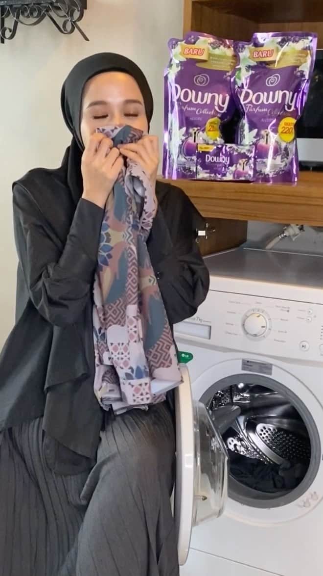 ラウディアシンシアベラのインスタグラム：「Setelah pake Downy Allure beberapa kali,akhirnya  kesampean juga buat sharingg. Wangi lembutnya berasa bangett, karena terinspirasi dari bunga-bunga khas Indonesia seperti Kenanga dan Cempaka. Yang gak pernah lewat dari Downy, wanginya ini pastii selalu tahan lama. Eh iyaa Downy Allure juga ada sachetnya yang Double Gopeknyaa lo buibuu! Happy kann?? jadi siapaa nii yang udah coba Downy Allure ? Comment dongg 🤗 . #Parfum #WangiTahanLama #DownyAllure #DownyBaru #LebihTahanLamaDariParfumMewah #WangiLembutTahanLama #bunga @downyindonesia」