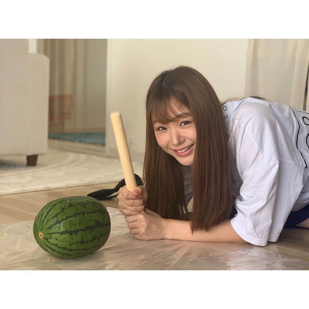 長谷川かすみのインスタグラム：「スイカ割り🍉 ヒビが入っただけで割れなかった🤣  今更だけどiPhoneのポートレート機能すごいね🤔」