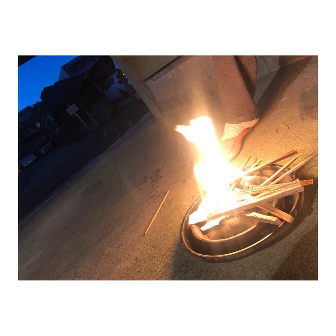 永吉愛さんのインスタグラム写真 - (永吉愛Instagram)「\\お盆first day..//  8/13(THU) この日は迎え火。 祖父が亡くなって10年以上は経ち、女三姉妹(母と祖母)で一緒に迎え火をします。 とてもキレイな火でした。  #2020のお盆 #お盆 #迎え火」8月14日 22時04分 - nagayoshiai