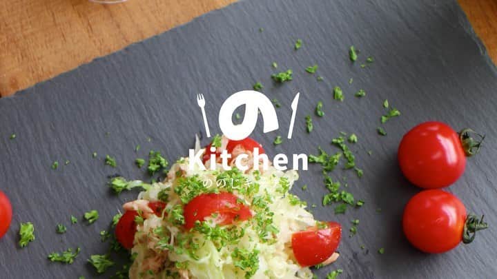 ののじ公式アカウントのインスタグラム：「レモンの風味でさっぱり！👏 . . 《ぎゅっと生搾りレモンPOT》で作ろう！🍋 【トマトとツナのキャベツサラダ　レモン風味】 動画でレシピを紹介していますので ぜひお試しください✨ . . レモンには疲労回復や食欲増進効果のあると言われる クエン酸が含まれています！ 夏バテ気味の方にぜひ作ってほしいメニューです☺️ . 生搾りレモンPOTは、種と果汁を分けて搾れるしぼり器💡 ポットになっているのでそのまま冷蔵庫にも入れられます👍 お料理にはもちろん、お酒やジュースにささっとレモン果汁を足してさっぱりとしたレモンの風味を楽しんでくださいね☀️ . . また、キャベツの千切りにはののじの キャベツピーラースーパーライトもおすすめ✨ . . . #ののじ　#野菜　#vegetable #キッチン用品 #サラダ #cooking #food  #トマト #tomato #peeler #healthy #kitchentools #にんじん  #キャベツ #レモン #lemon #salad #cabbage #キッチングッズ  #料理好きな人と繋がりたい #おうちごはん #レモネード #remonade #レモンスカッシュ #レモンサワー #しぼり器 #便利グッズ #recipe #レシピ動画#ピーラー」