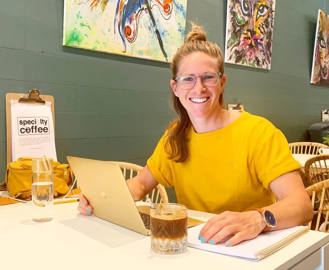 イリース・ケロンド・ナイトのインスタグラム：「Making lemonade out of lemons 🍋. Through adversity, often comes opportunity. I’ve chosen to use my time away from the pitch to take on an MBA with @griffithuniversity. The game has not been kind to me over the last 12 months, constantly testing my love and dedication for it through relentless injuries. I’ll be back... but for now I’m using this time to refresh, reset and challenge myself in other ways 💪... and to drink endless good coffee 🤓📚📖」