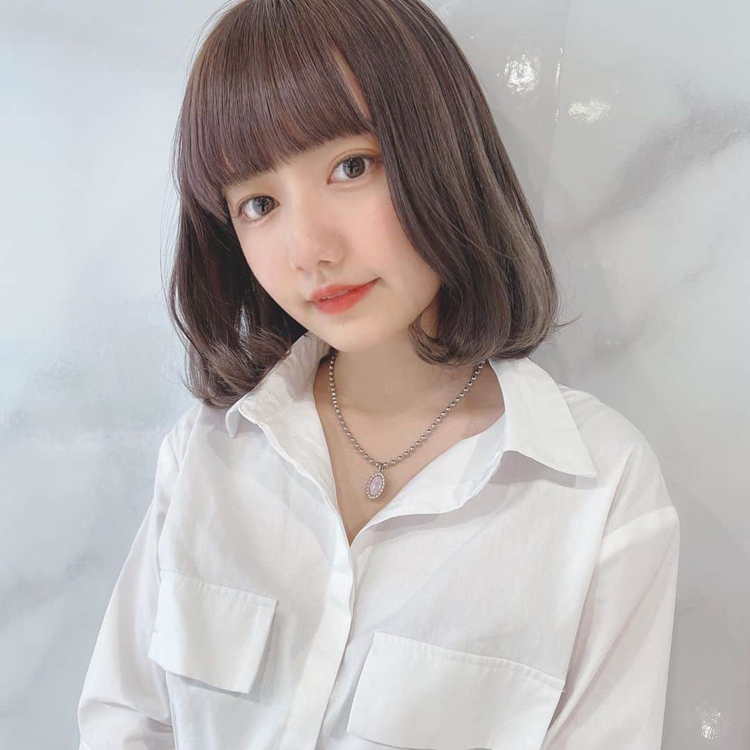 佃加菜のインスタグラム：「りかちゃん♡🐰 グレーベージュに♡ お仕事の関係で暗めでも透明感を💎 いつもありがとう〜♡ @rikashiiki ♡」