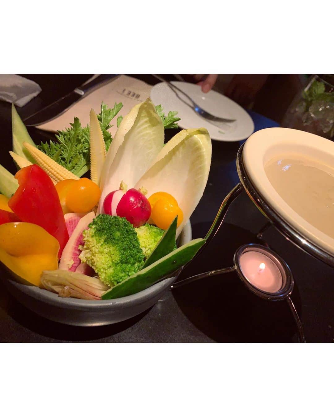 志村禎雄さんのインスタグラム写真 - (志村禎雄Instagram)「昨日は渋谷にある 「 BEE8 」 @bee8.shibuya  さんで仲良し のお2人を招待して一緒に 美味しいディナーとお酒をのんで きました！！！ 🍷   実は昔にキスハグでも打ち上げで 行ったことがあったのでその時も お店の雰囲気とかも素敵なの覚えてました！またこうしてプライベートで来る事ができて幸せだったな〜😍👏🏻😍👏🏻  コース料理で注文して続々運ばれる お料理様はどれも美味しくて、男3人で ずっと美味しい美味しいと頬張ってたくらいです、、（笑）   個人的にメインで運ばれてきた 真っ赤なローストビーフと 余りにも美味しそうすぎてすぐ 食べちゃって写真におさめるのを 忘れるくらいのガパオライスが 最高をこえてました、、、  久しぶりにあんなに美味しいディナー でした😩♡♡♡   そしてモヒートフェアもやっていて 夏の暑い日にぴったしで爽やかでフルーティーなので呑みやすいです！来た際はぜひ頼んでみてくださいね😆  友達や恋人とデートとして 行くのオススメします！すっごく 内装オシャレなので👏🏻😳👏🏻😳  #bee8 #shibuya  #dinner」8月14日 22時09分 - s.dao_