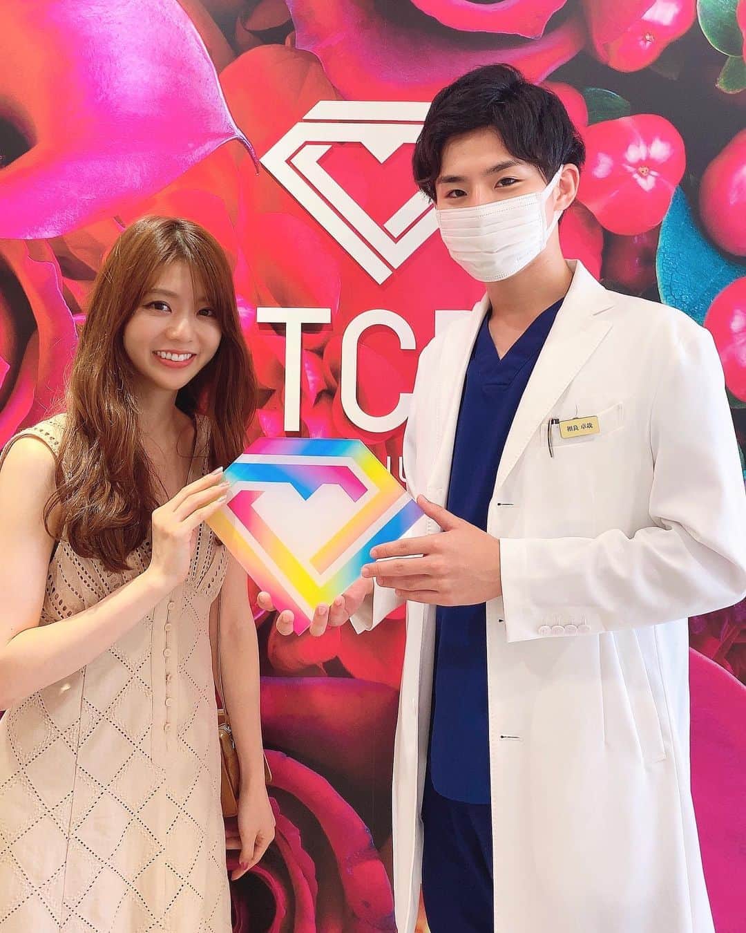 悠衣さんのインスタグラム写真 - (悠衣Instagram)「💐 先日　@tcbshinjuku 東京中央美容外科新宿院で#BNLS を受けてきました✨ ・ ・ ずっと気になっていたのですが 今年の夏ついに決意❤️ ・ 先生とスタッフさんの丁寧で わかりやすい説明のおかげで 受ける決意をしました❤️ 担当してくださったのは　@tcb_sagara 相良先生。 柔らかい雰囲気の話しやすい先生でした☺️ ・ ・ 食事制限しても、運動しても ぜーんぜん痩せない下半身の憎き脂肪、、、、 ・ ・ BNLS注射の効果で スッキリほっそりしてくるんだとか✨ 何回か繰り返しやると 効果もぐんぐん出てくるみたいなので 楽しみです🥺 #ダイエットならtcb東京中央美容外科 #美容整形ならtcb東京中央美容外科 #東京中央美容外科#美容外科#新宿院#東京中央美容外科新宿院 #BNLS#pr#新宿#相良卓哉」8月14日 22時13分 - yu1_1987