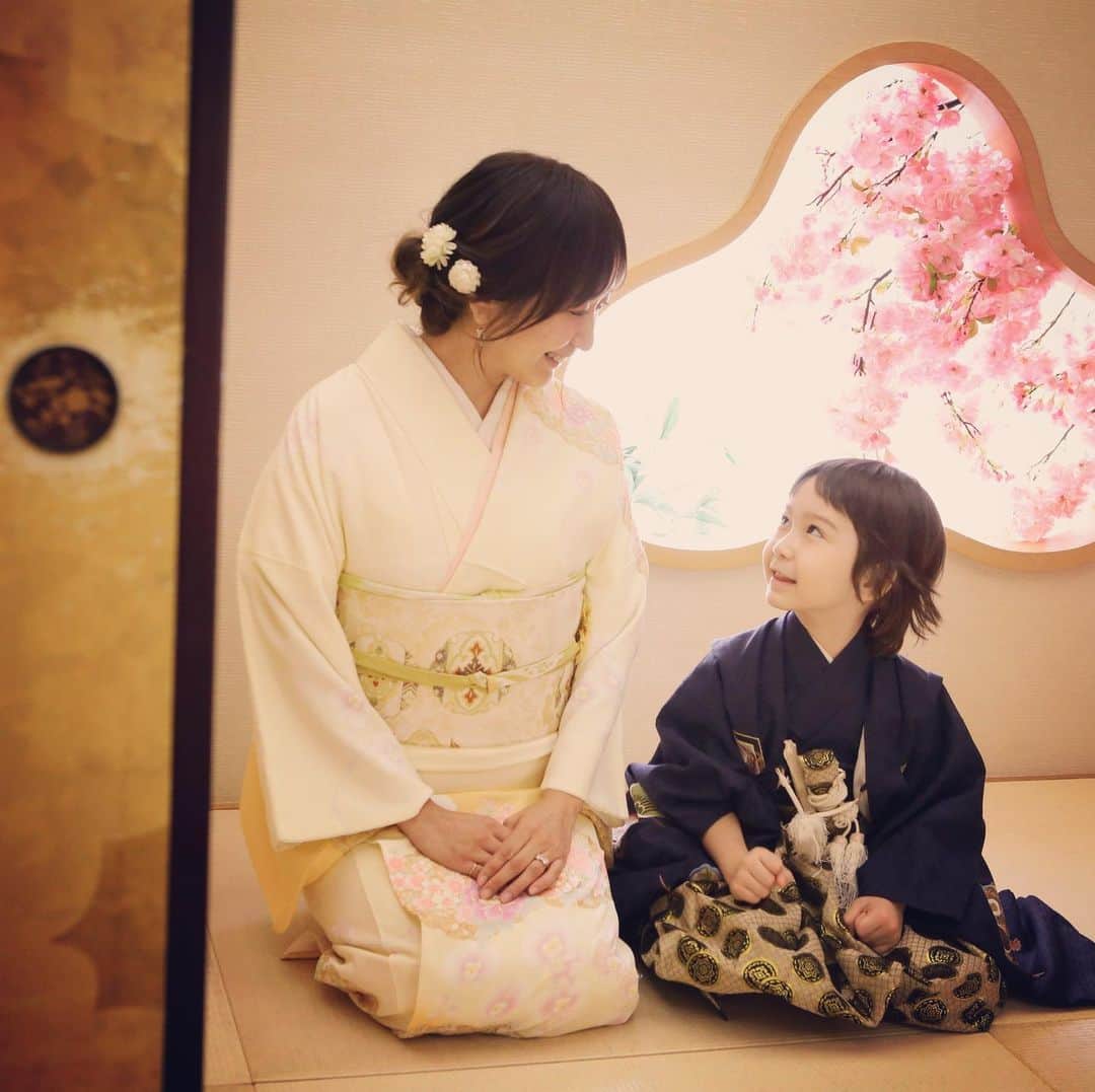 KOKIAのインスタグラム：「Dressed up for Japanese Shichigosan celebration.Pray for the healthy growth of children.  #tokyo #japan #japon #kokia #photography #歌手 #コキア #insta #art #beautiful #picoftheday #follow #女性 #ソングライター #photooftheday #woman #jmusic #ボーカリスト #singer #songwriter #jpop #vocalist #voice #声 #ライブ #live #綺麗 #日本 #七五三ママ」