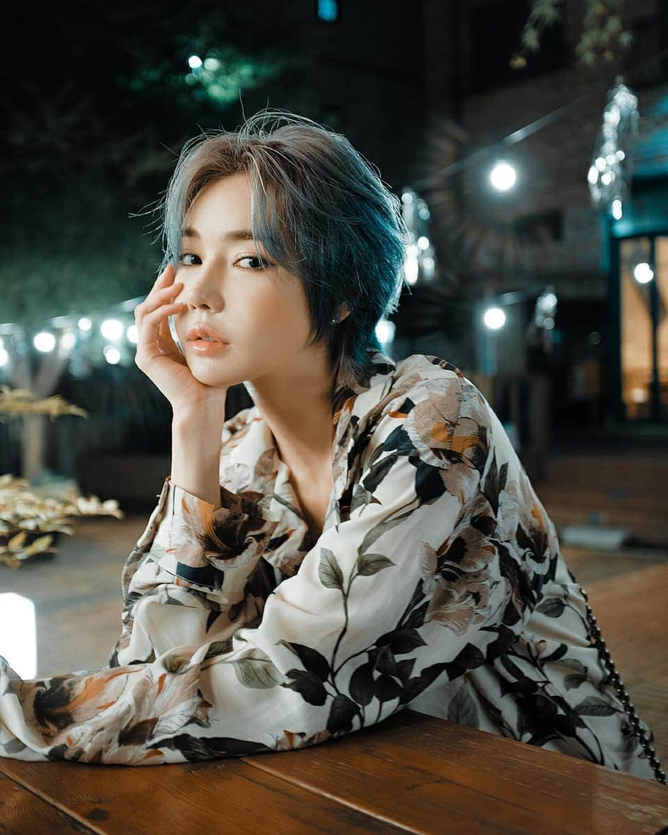 Han Ga Eunのインスタグラム：「🌴🌺에어컨 안끄고 나갔다옴...하아.. 8시간이나 돌아감.. . . #model #photography #summer #ootd  #여자숏컷 @circusbear_z」