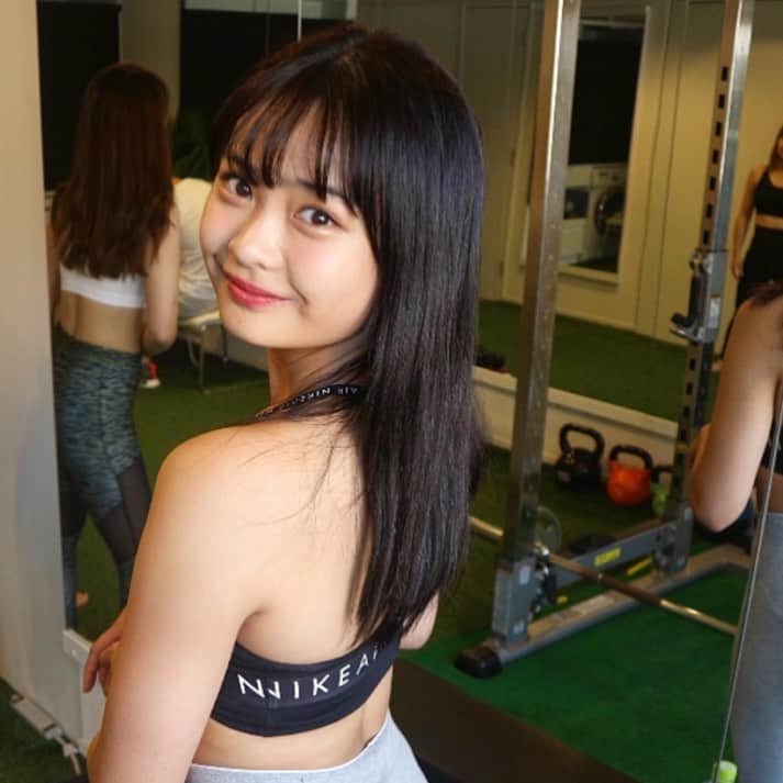 西本ヒカルのインスタグラム：「・ 振り向き写真🦋💭☺︎」