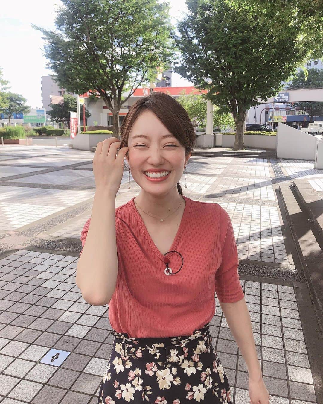 原直子さんのインスタグラム写真 - (原直子Instagram)「あつ〜い！ と言いながら夏は好きなのでその暑さすらちょっとわくわくしちゃいます🌻 ただ、暑いっ！笑  #アサデス  #フラワースカート  #スカートコーデ  #オフィスカジュアル  #オフィスコーデ #花柄スカート」8月14日 22時23分 - naoko_15_hara