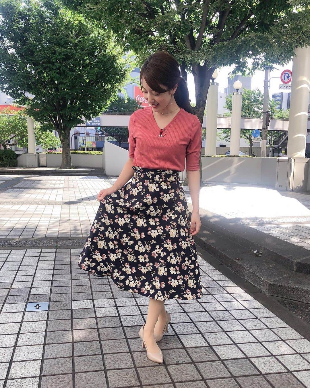 原直子さんのインスタグラム写真 - (原直子Instagram)「あつ〜い！ と言いながら夏は好きなのでその暑さすらちょっとわくわくしちゃいます🌻 ただ、暑いっ！笑  #アサデス  #フラワースカート  #スカートコーデ  #オフィスカジュアル  #オフィスコーデ #花柄スカート」8月14日 22時23分 - naoko_15_hara