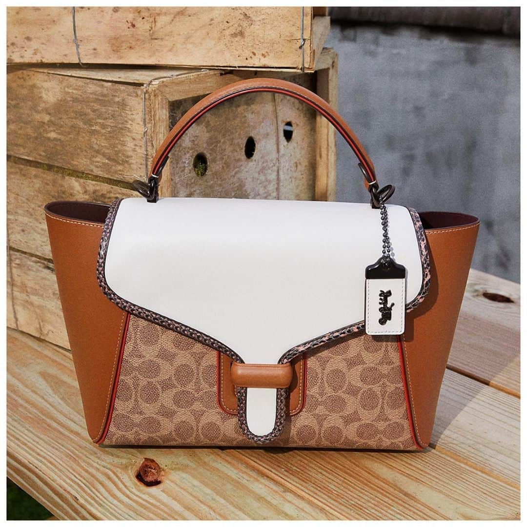 のインスタグラム：「New things, vintage mood: our 70s-inspired Courier is back in Signature (these Cs never go out of style). Find it and more ways to wear retro via the link in bio. #CoachNY」
