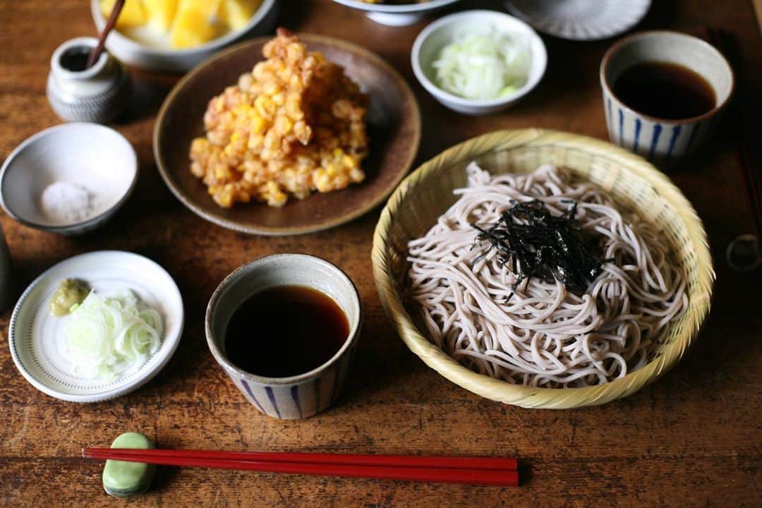 職人.comさんのインスタグラム写真 - (職人.comInstagram)「そばざる、蕎麦猪口、薬味皿。暑い夏を楽しめるセットです。 @shokunincom  #職人ドットコム #日本 #京都 #京都市 #キッチン用品 #手仕事 #暮らしの道具 #暮らしを楽しむ #モノづくり #ものづくり #工芸品 #民芸 #民藝 #民芸品 #手工芸 #器のある暮らし #焼き物 #日本🇯🇵 #そばざる #蕎麦ざる #ざるそば #そばちょこ #蕎麦猪口 #薬味皿 #平清水焼 #青龍窯 #西川登竹細工 #小石原焼 #安比塗 #小鹿田焼」8月14日 22時33分 - shokunincom