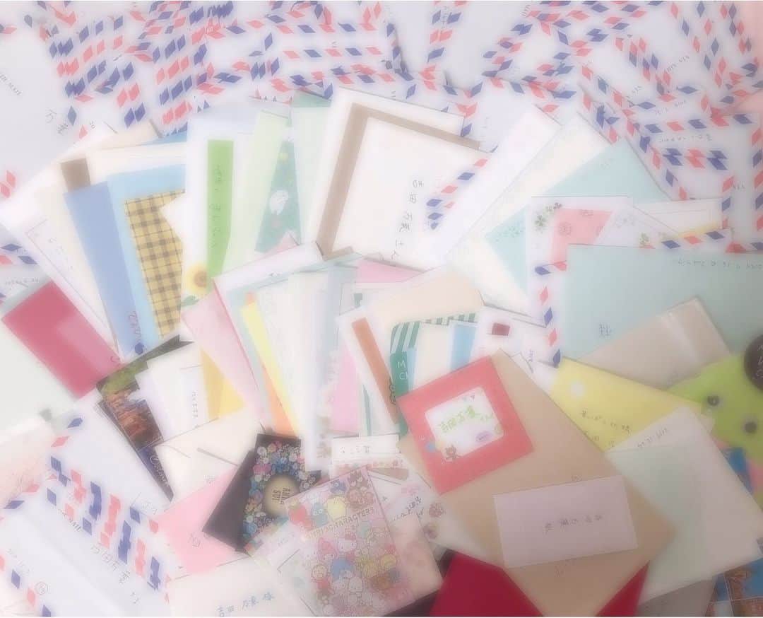 吉田万葉さんのインスタグラム写真 - (吉田万葉Instagram)「今まで頂いたお手紙たち🤍🤍🤍💗😢 こんなにいっぱい‪‪❤︎‬‪‪ 今日読んでました。 大切な大切なたーいせつな宝物です💐」8月14日 22時27分 - manyo.0122
