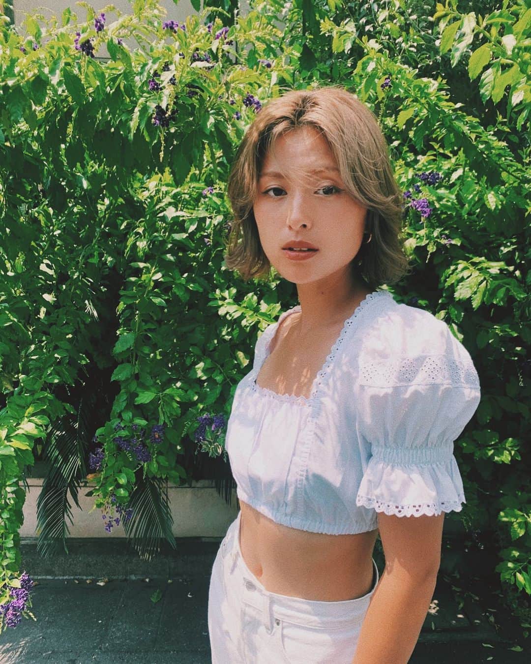 のインスタグラム：「海で抜けきってた髪に ラベンダーをいれて綺麗なアッシュにしてもらいました♡ この髪色が日焼けした肌にぴったりで可愛いすぎ☺️  いつも理想以上の仕上がりにしてくれてありがとう❤️  @kodaiariyama  @ccrew_omotesando   #髪色 #ハイトーンカラー #ラベンダーアッシュ」