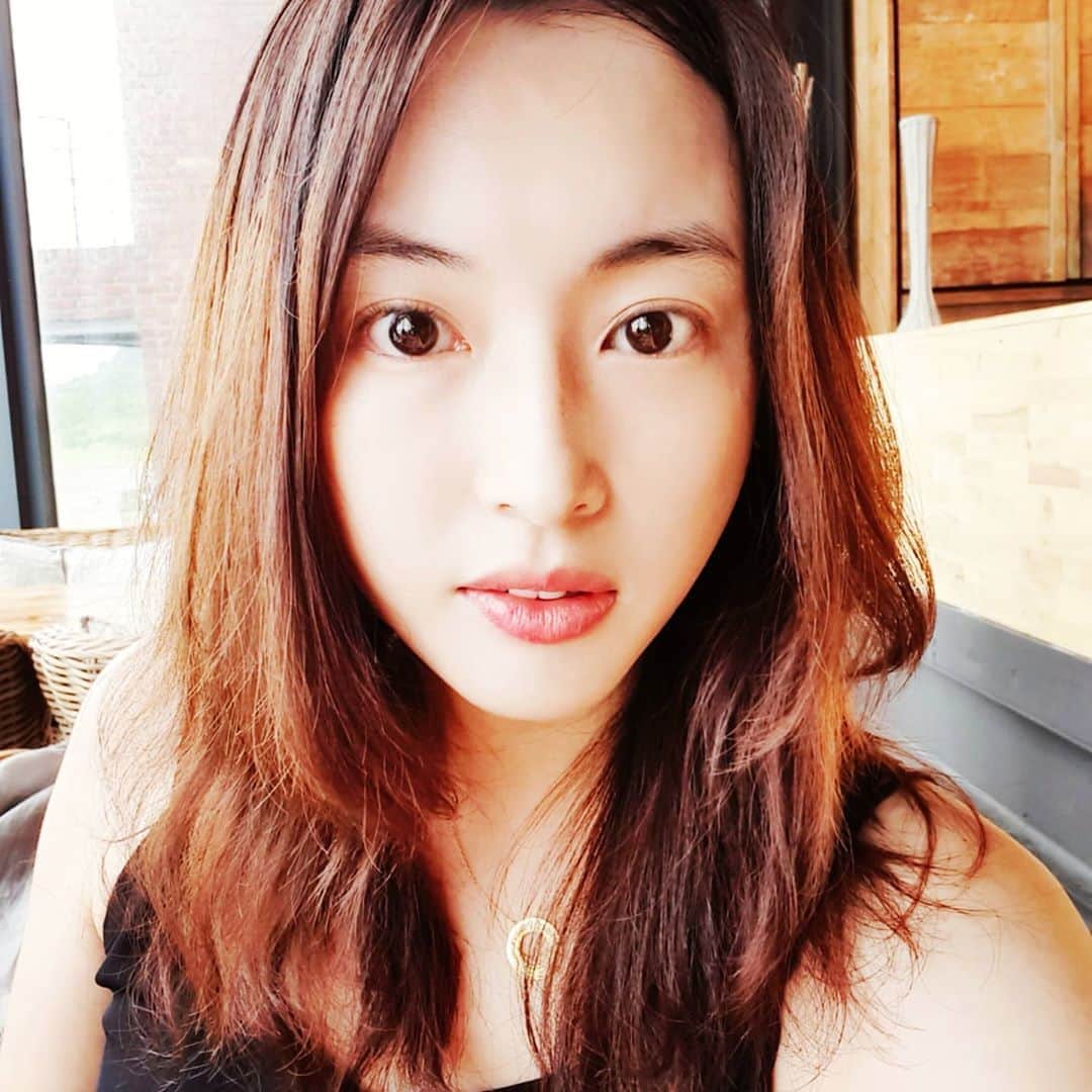 チョン・ダへのインスタグラム：「지난번 사계리 탐방갔을 때 갔던 젠하이드어웨이 분위기👍,맛👍,뷰👍👏👏👏 여기 다녀오고 입맛이 되살아남😭  살이 슬금슬금 찐다아~~!!!😭 의외로 (사진은 별로지만) 호박스프를 강력 추천합니다🙋‍♀️ 또 먹고싶당 🎃  . . 작년부터 조용히. 사부작사부작 제주도이주를 준비하면서, 혼자 제주살이를 하려니... 했었는데, 정말 운명처럼 우연히 함께  제주생활을 시작하게 된 언니들과 이야기를 나누며 생각했지 ᆞ ᆞ  무식해서 용감했구나, 혼자 내려왔음  참 외로웠겠다.🤭  #딸래in제주 #제주도민 #제주이주 #제주살이 #사계리 #제주맛집 #젠하이드어웨이 #밤호박 #어디서파나요 #만들어봐야지」