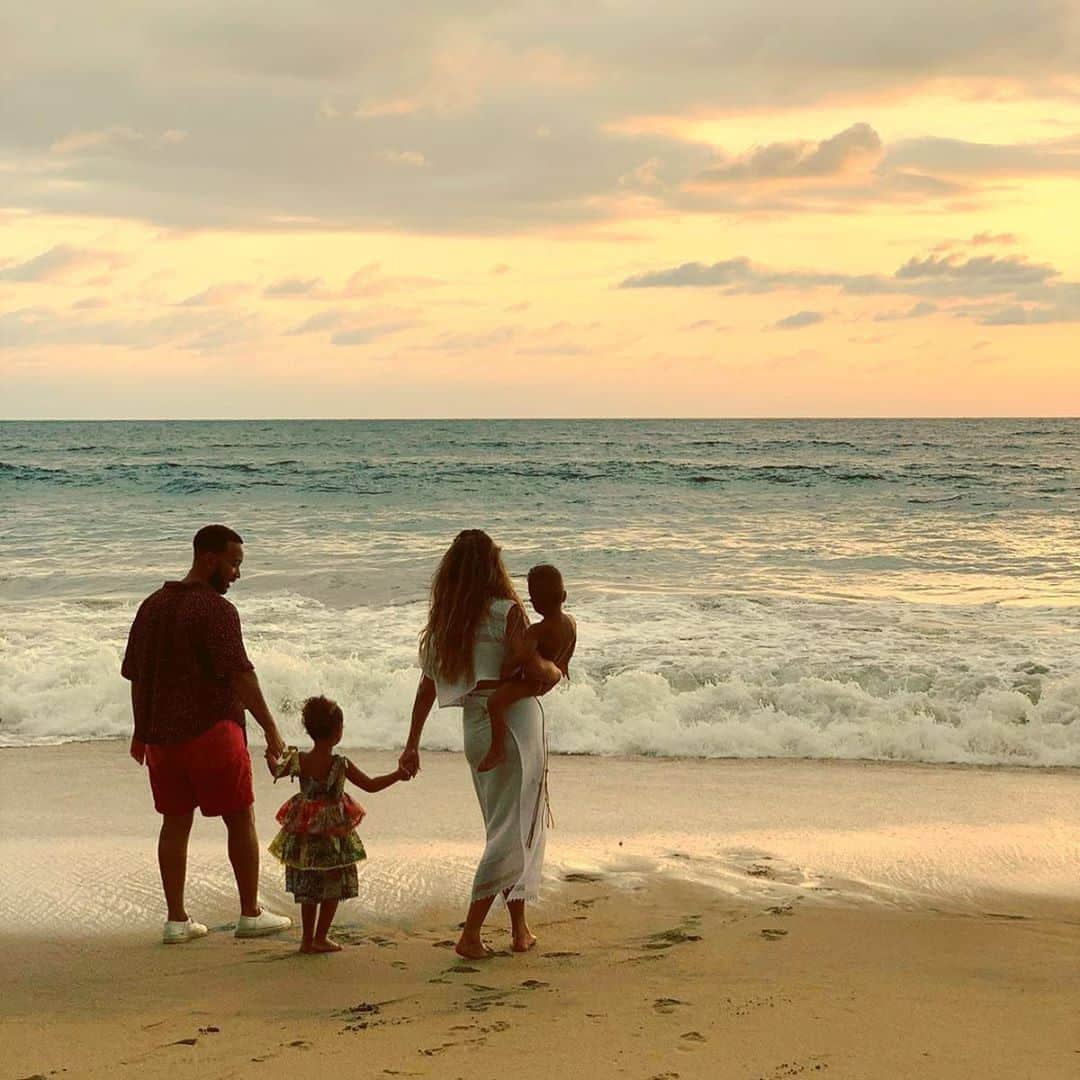 E! Onlineさんのインスタグラム写真 - (E! OnlineInstagram)「A live look at us walking away from our responsibilities for the weekend...Chrissy & John are having another BABY! Link in bio to see the first pic of her growing baby bump. 😍 (📷: Instagram)」8月14日 22時30分 - enews