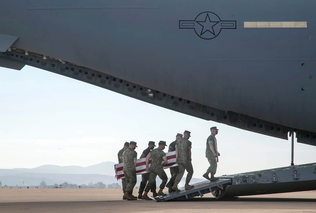 NBC Newsさんのインスタグラム写真 - (NBC NewsInstagram)「US Marines carry a casket aboard a US Air Force transport aircraft as the remains of 7 Marines and a sailor, who died after a seafaring tank sunk off the coast of Southern California last month, are transferred to Dover Air Force Base in Delaware for burial preparations.⁠ ⁠ 📷 Staff Sgt. Kassie McDole / US Marine Corps / @apnews」8月14日 22時42分 - nbcnews