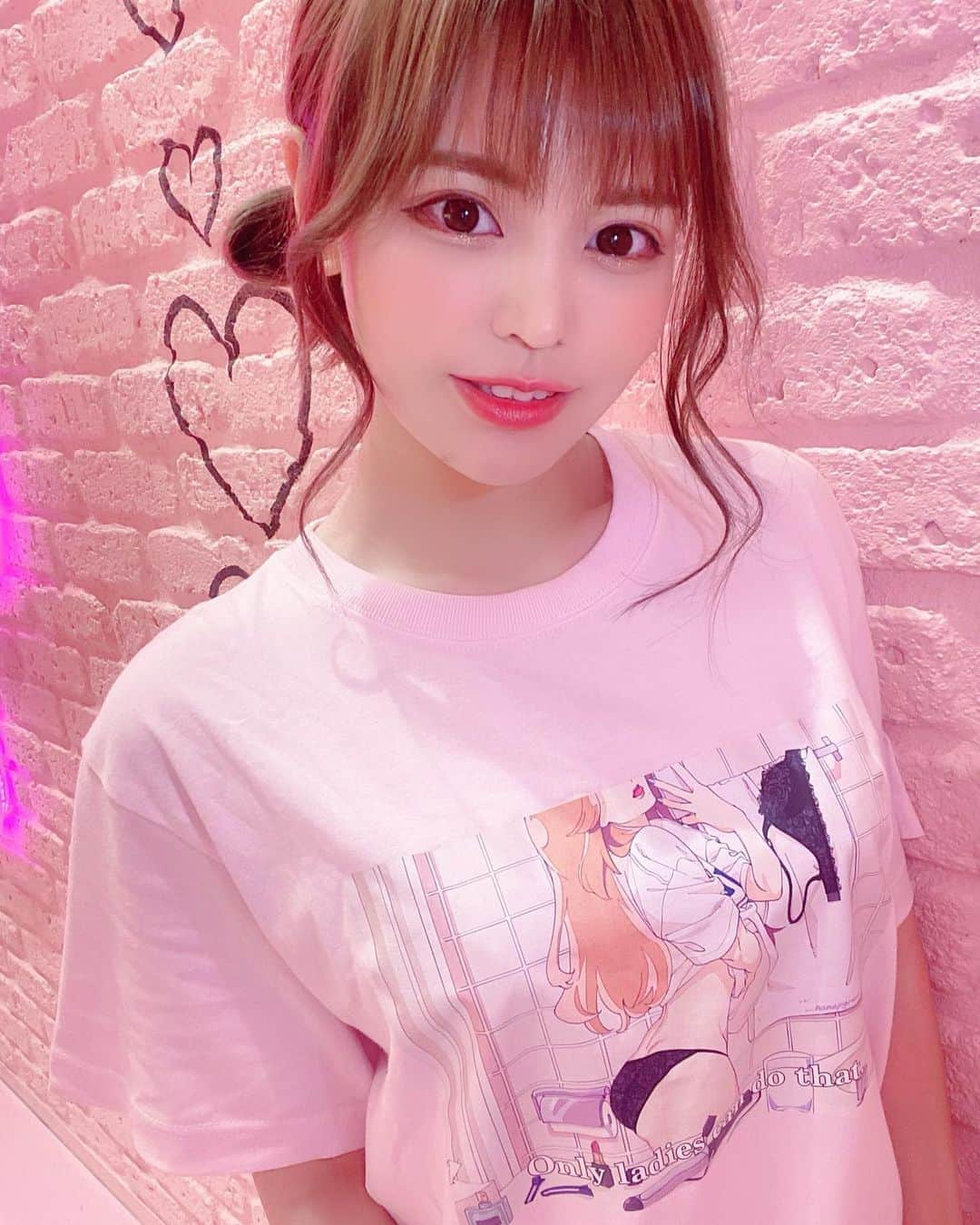 ななぴさんのインスタグラム写真 - (ななぴInstagram)「お知らせ📢💕  ななぴのキャラクターTシャツ第1弾が ようやく完成しました！！😍❤️  ほんとに可愛くてお気に入り…！！ レトロでえもいアニメTシャツです😍  カラーは白、ピンクで サイズはM〜XL レディースもメンズもユニセックスで着れるよ🙂  ※わたしはこれピンクのM着てます！  詳しくは明日の18:00にストーリーに URL載せるのでお楽しみに…❤️❤️❤️  #キャラクターTシャツ　#グッズ製作　#ななぴTシャツ　#レトロアニメTシャツ　#レトロアニメ　#アニメTシャツ　#ピンクTシャツ」8月14日 22時36分 - __nanapgram__