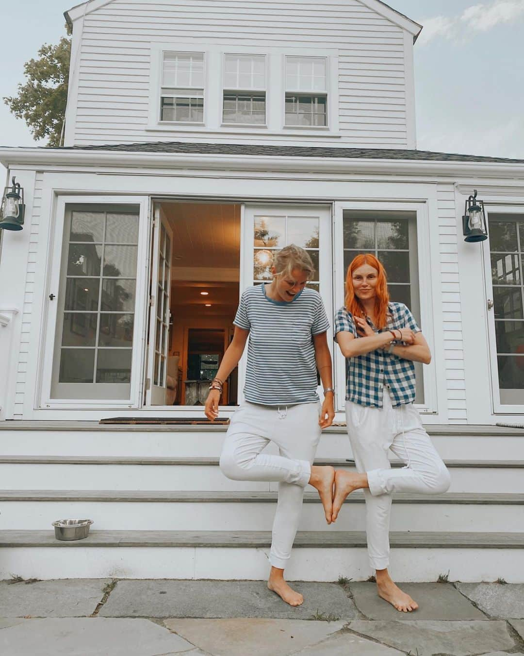 フィービー・ダールのインスタグラム：「Some sisterly love 🤍 Head to toe in @fairclothsupply」