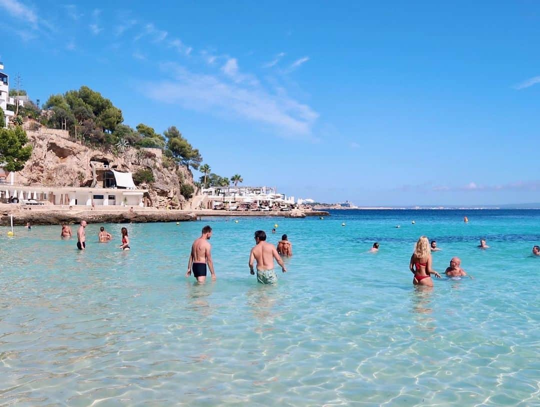 斎藤めぐみさんのインスタグラム写真 - (斎藤めぐみInstagram)「去年行ったマヨルカ島のビーチ🏖﻿ 島全体が穏やかでのんび〜りできて﻿ とても良いところだった☺️﻿ ﻿ スペインのこと、インスタに載せようと思っていたけど﻿ ずっとあげてなかった🙃﻿ 今年は海外に行けないけど、そのぶん次海外旅行に行けた時は嬉しさ倍増だよね😎💕﻿ ﻿ #hola#MegustaSpaña#playa#platjadllletes#待ち遠しい#海外旅行#スペイン#マヨルカ島#ビーチ#Travel Thursdays#tbt#heatwave#swim##spain#mallorca#beach#niceplace」8月14日 22時51分 - meeegumii