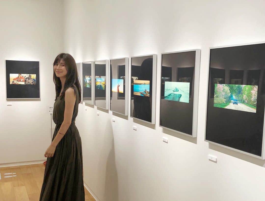 MIHOのインスタグラム：「銀座・数寄屋橋交差点のところにある  【sony imaging galley】 フォトグラファーの吉村政伸さんの作品展  afterimageへ ﻿ 今はコロナで旅には出れませんが、私達の生活は映像や写真でどこでものぞけて、その人達の生活を垣間見れるというなんとも不思議な時代ですが  吸い込まれるようなみずみずしさや、息づかいが伝わってくる美しい写真を見ていたら  あぁ、早く出たい  ちゃんと自分の目で見て、そこで生きている人の生活を感じることの大切さを、なんだか再確認させてくれたような個展でした  もし銀座へお越しの際は、８月２０日まで開催されているのでぜひお立ち寄りくださいマセ☺︎  ソニーイメージジングギャラリー銀座﻿6階 入場無料 銀座駅A 4出口直結 11時〜18時﻿ ﻿ ﻿ #吉村政伸作品展﻿ #ソニーイメージングギャラリー銀座﻿ #6階 #8月20日まで﻿ #銀座 #東京 #写真展 #ギャラリー #世界旅行 #afterimage」