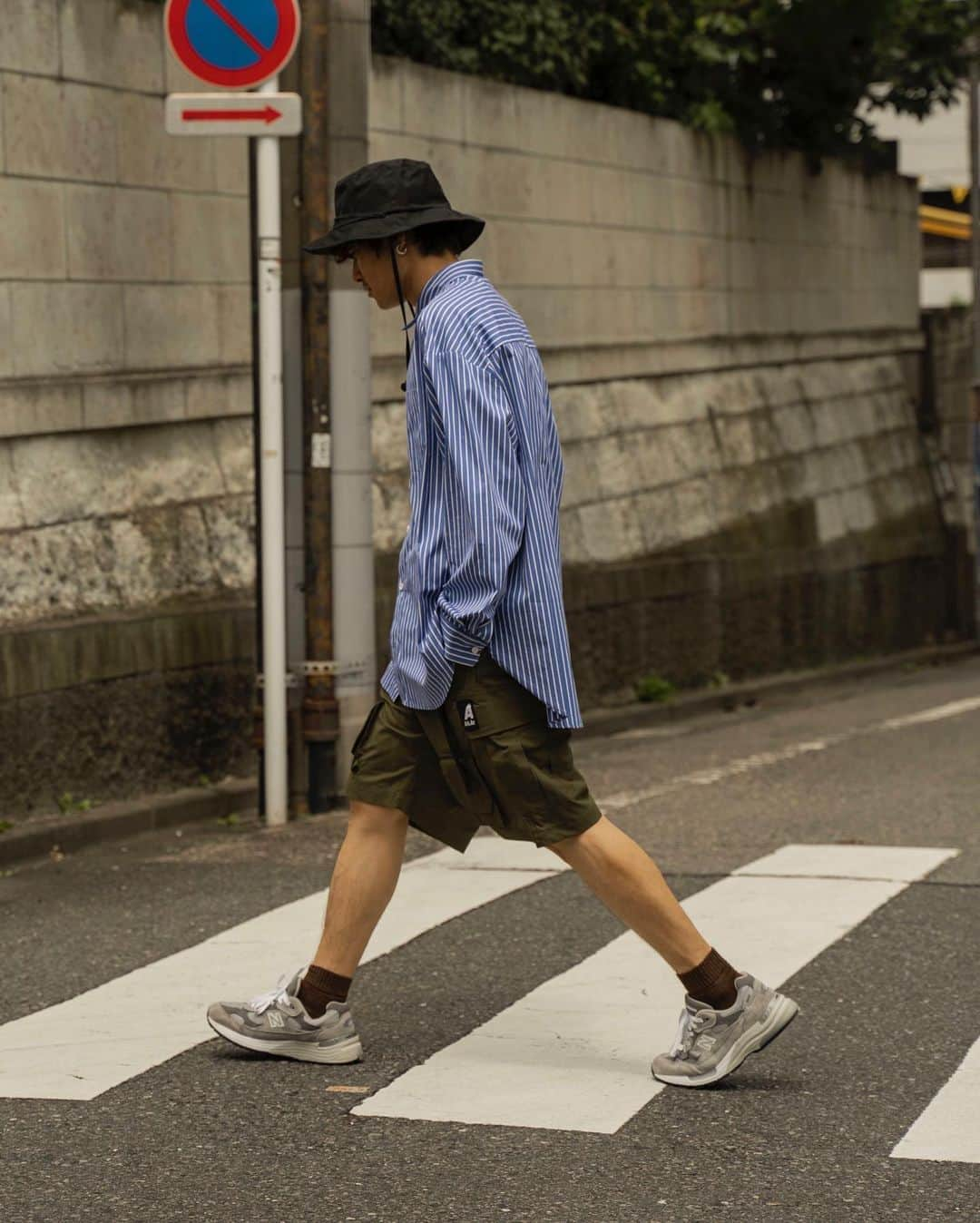 Ryoさんのインスタグラム写真 - (RyoInstagram)「ㅤㅤㅤㅤㅤㅤㅤㅤㅤㅤㅤㅤㅤㅤㅤㅤㅤㅤ　 夏のシャツスタイルには、ショーツを🚶‍♂️ ㅤㅤㅤㅤㅤㅤㅤㅤㅤㅤㅤㅤㅤ  hat:#kijimatakayuki × #スタイリスト私物  shirt:#ryotakashima pants#arkair → @store_phenom で購入できます。 shoes:#newbalance」8月14日 22時43分 - ryo__takashima